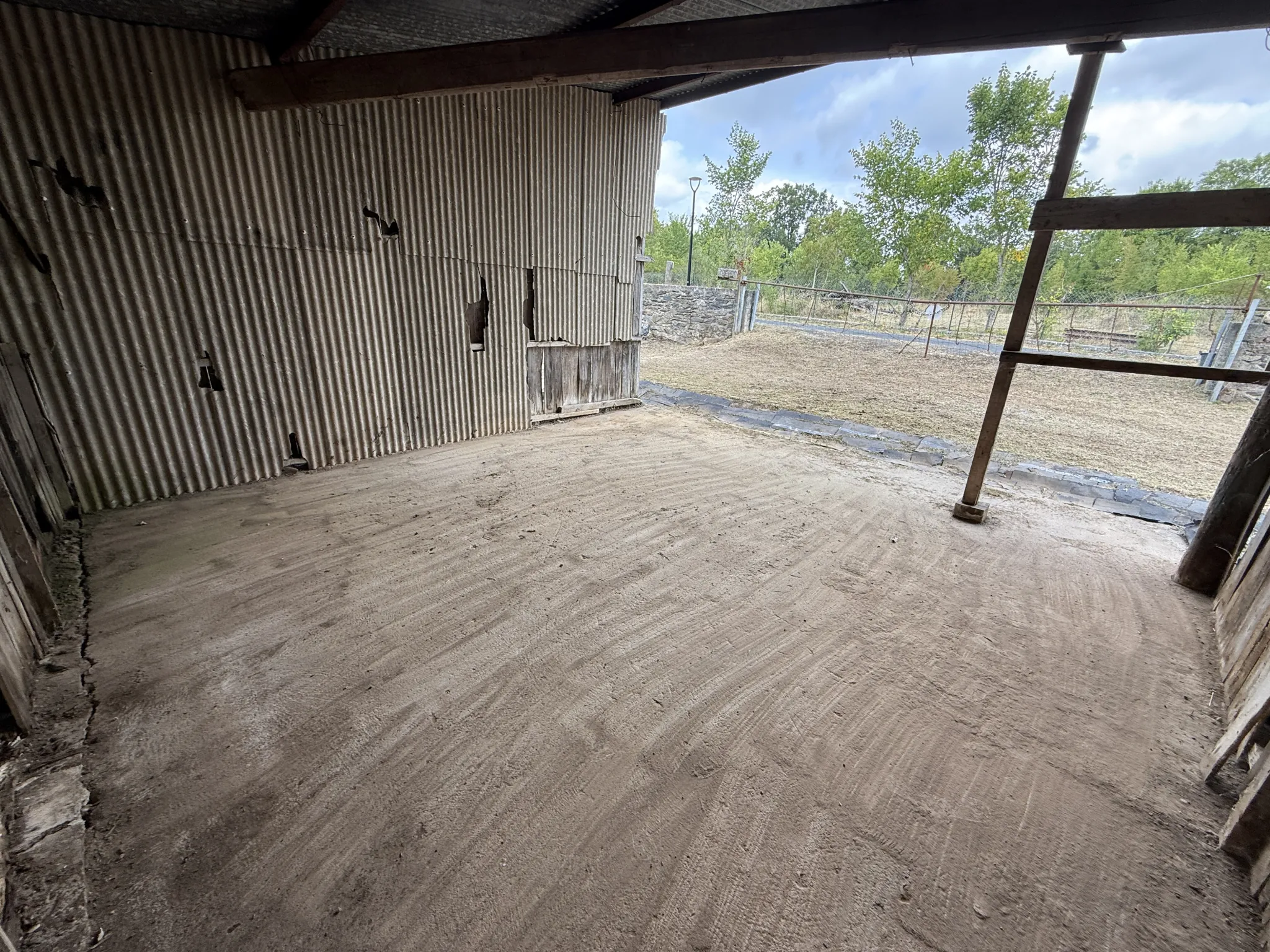 Depot avec hangar et terrain constructible à Saint Affrique - Opportunité à saisir 