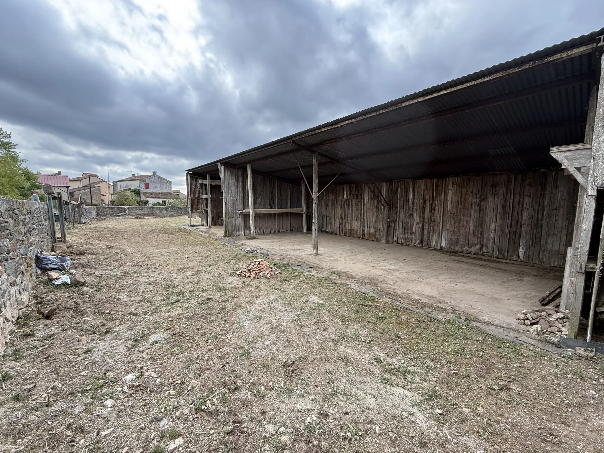 Depot avec hangar et terrain constructible à Saint Affrique - Opportunité à saisir 