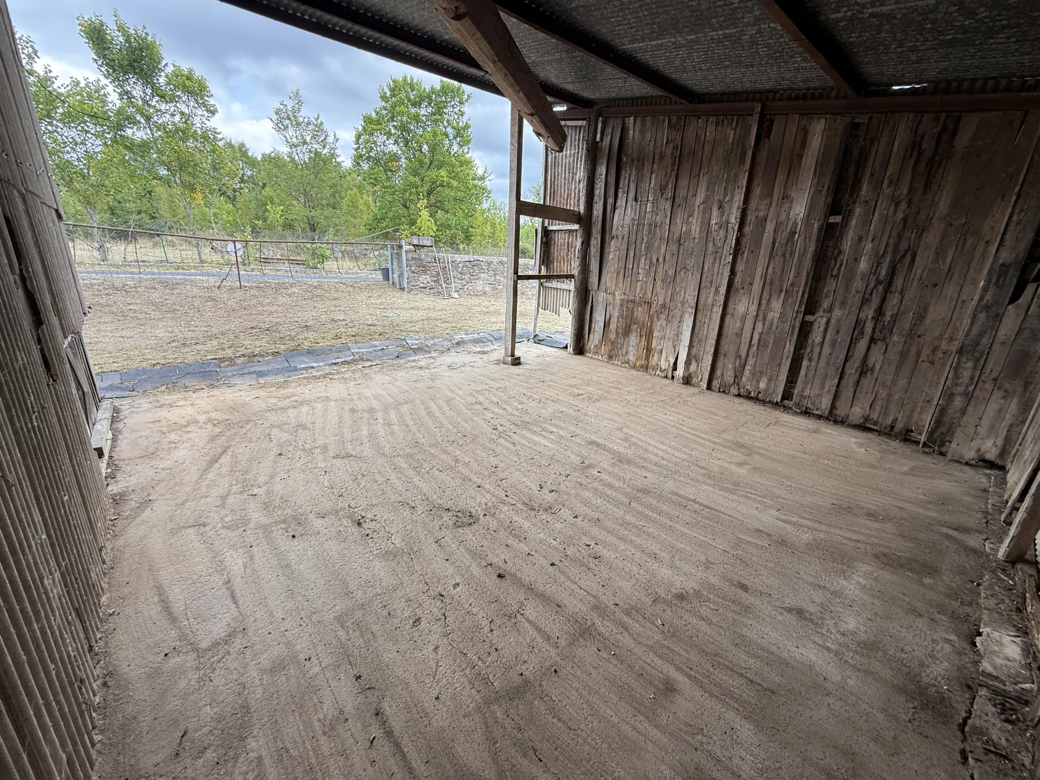 Depot avec hangar et terrain constructible à Saint Affrique - Opportunité à saisir 