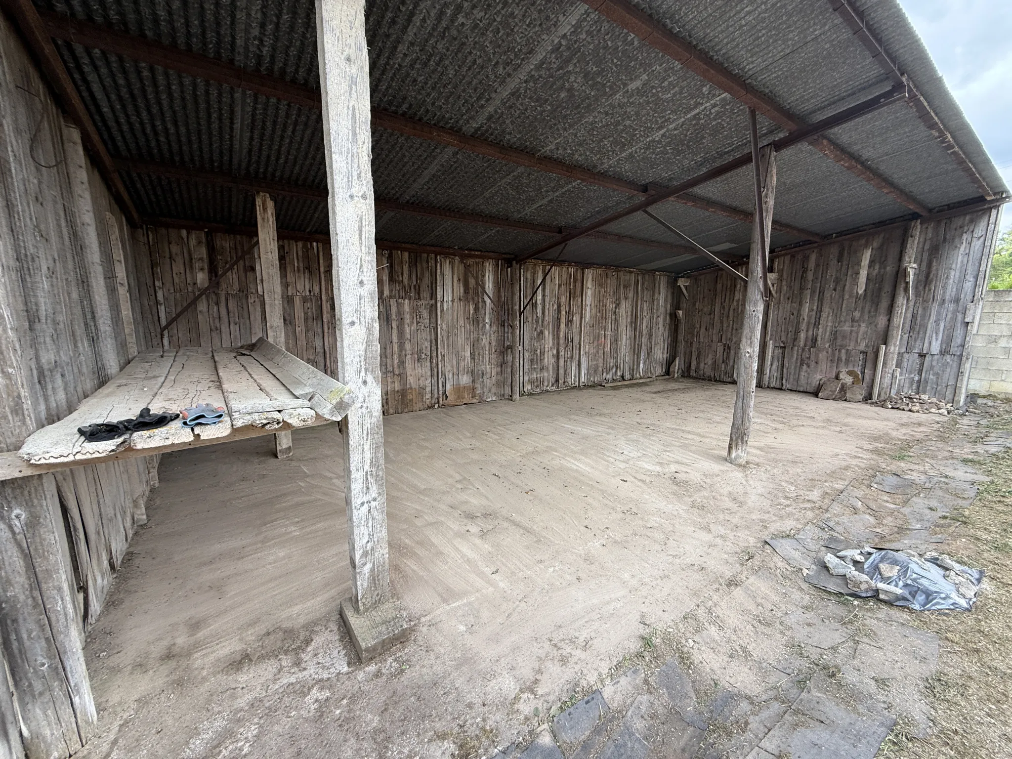 Depot avec hangar et terrain constructible à Saint Affrique - Opportunité à saisir 