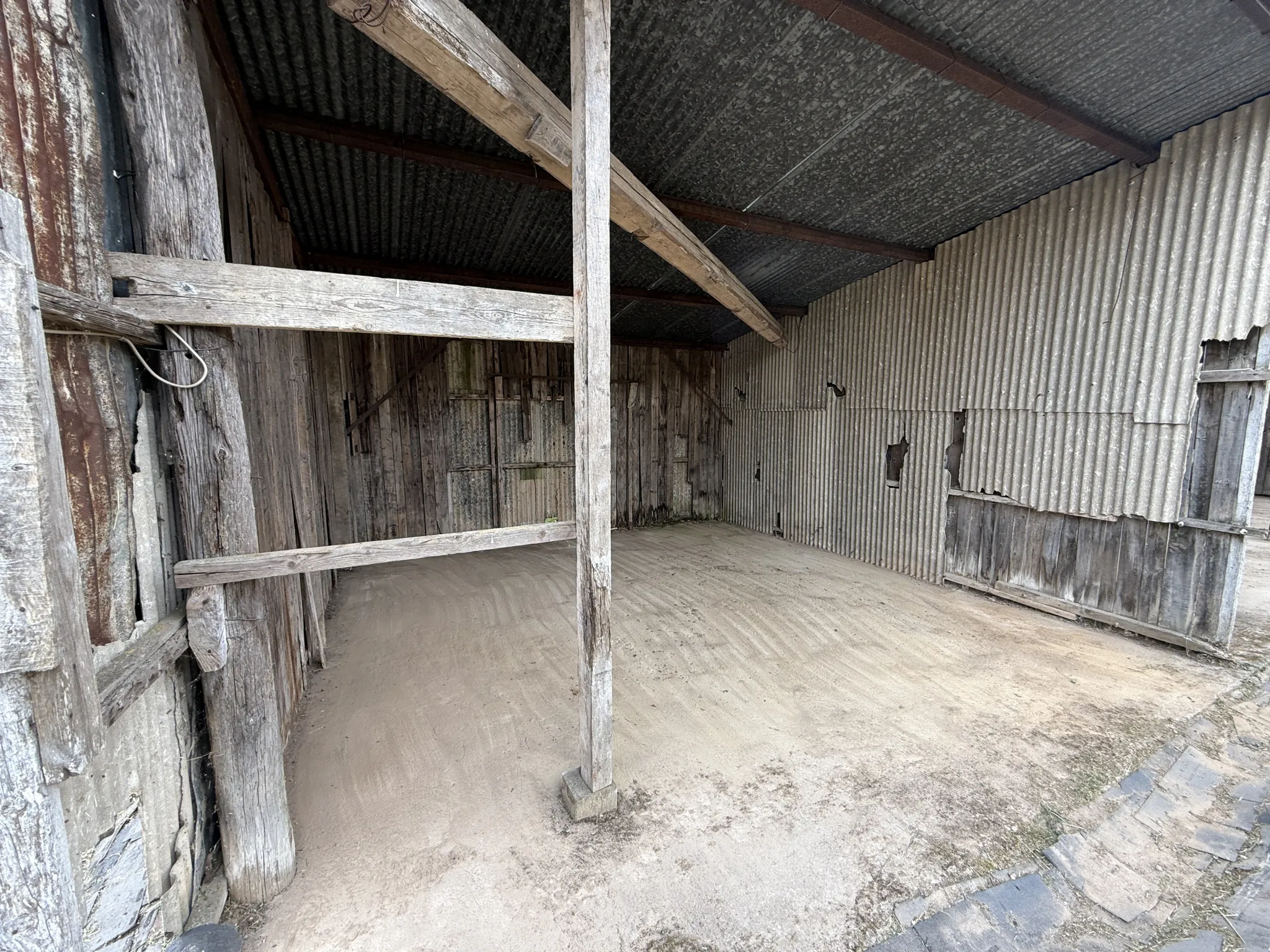 Depot avec hangar et terrain constructible à Saint Affrique - Opportunité à saisir 