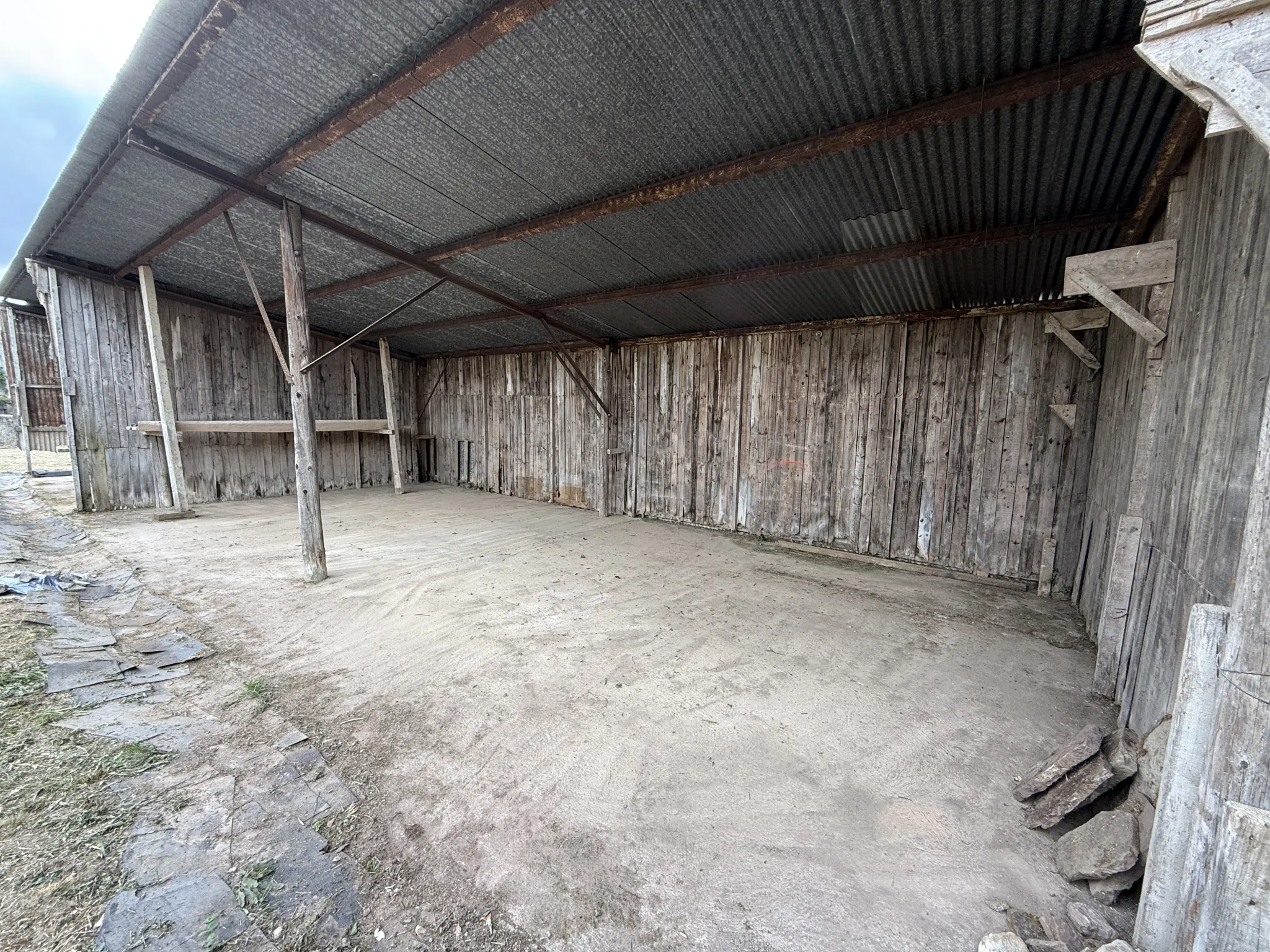 Depot avec hangar et terrain constructible à Saint Affrique - Opportunité à saisir 