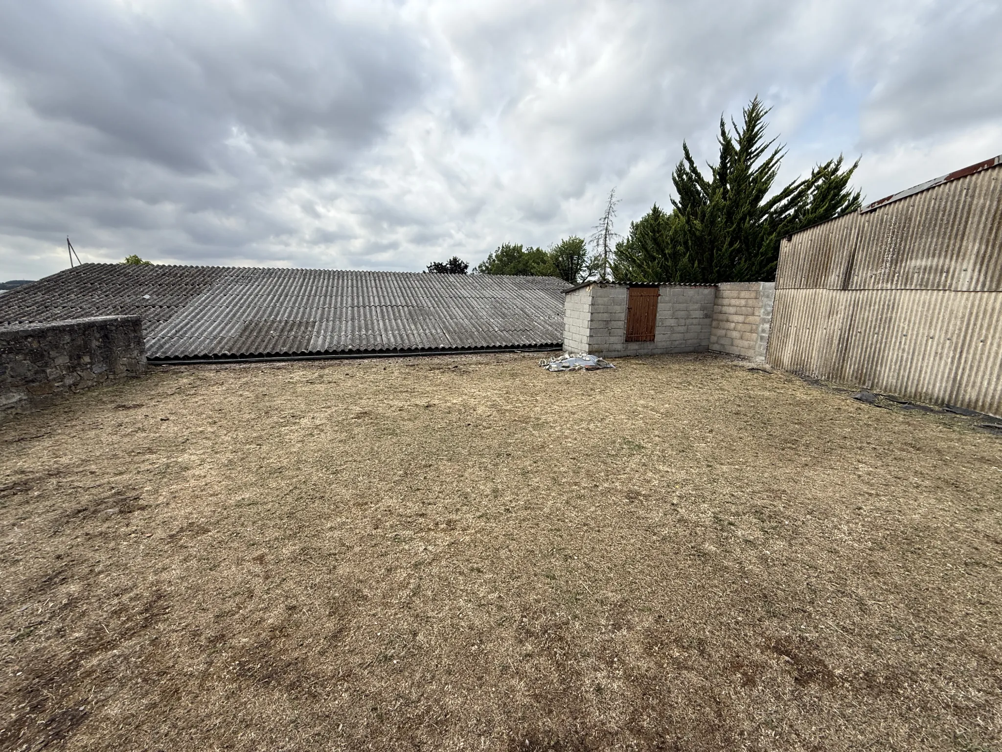 Depot avec hangar et terrain constructible à Saint Affrique - Opportunité à saisir 