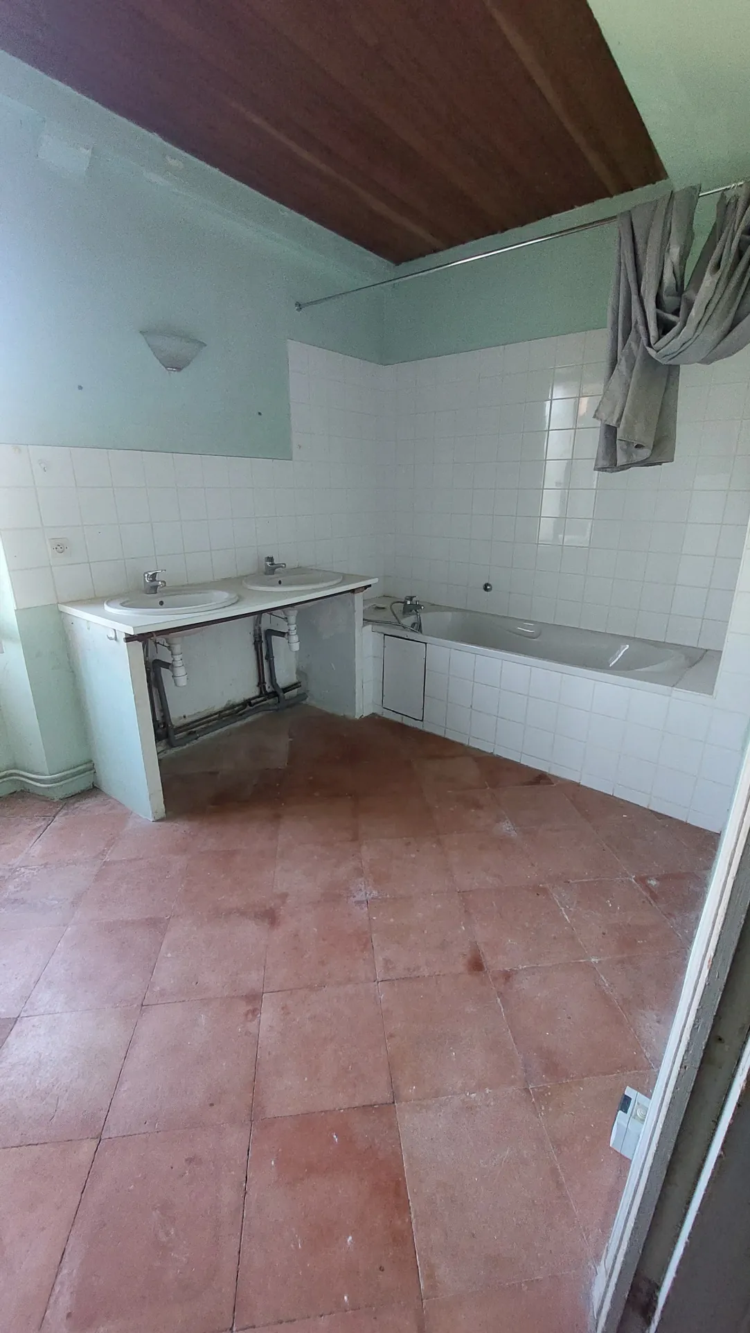 Villa ancienne de 228 m² avec dépendances et jardin près de La Réole 