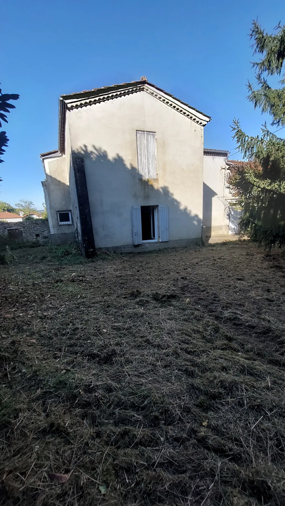 Villa ancienne de 228 m² avec dépendances et jardin près de La Réole 