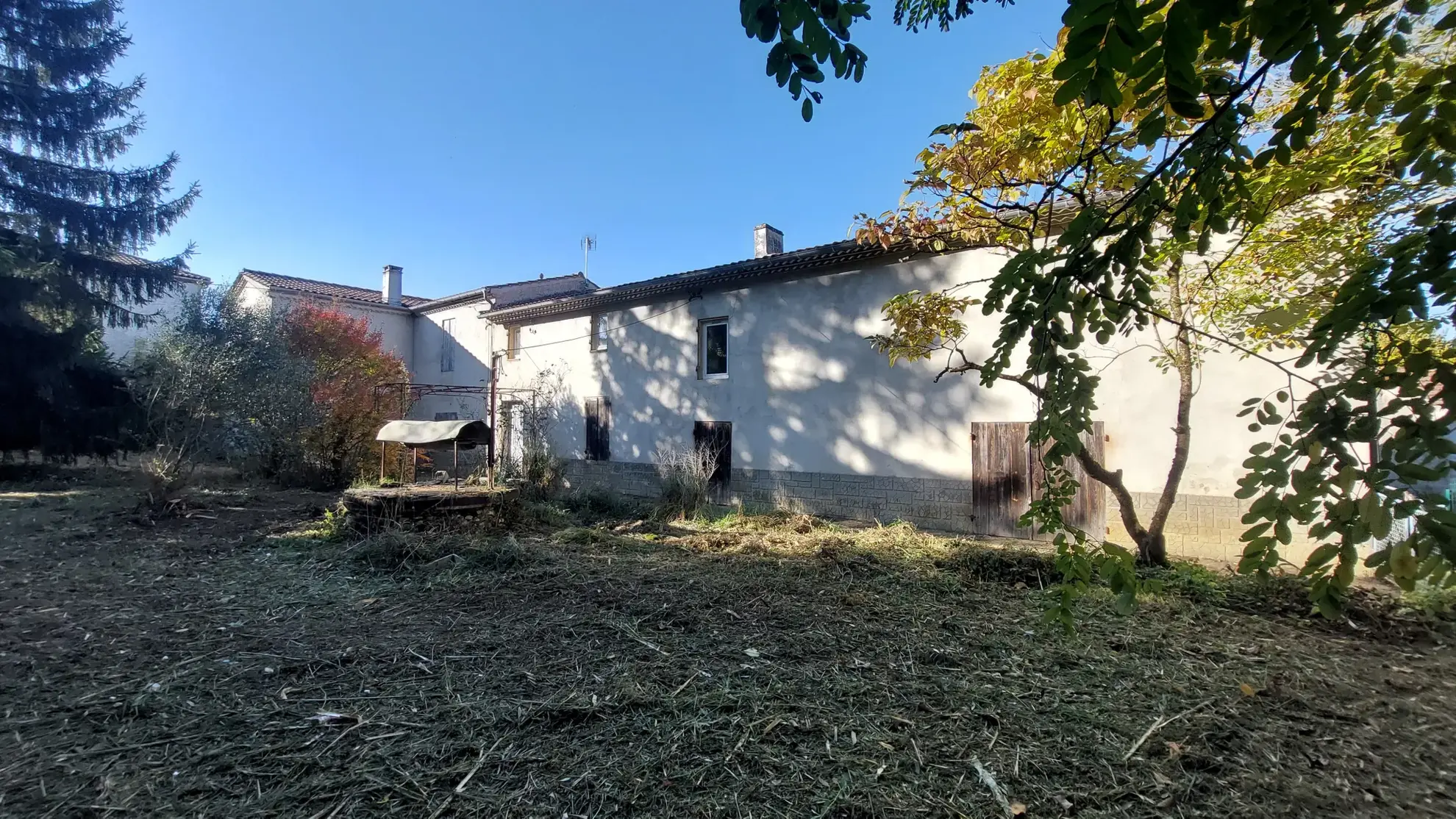 Villa ancienne de 228 m² avec dépendances et jardin près de La Réole 