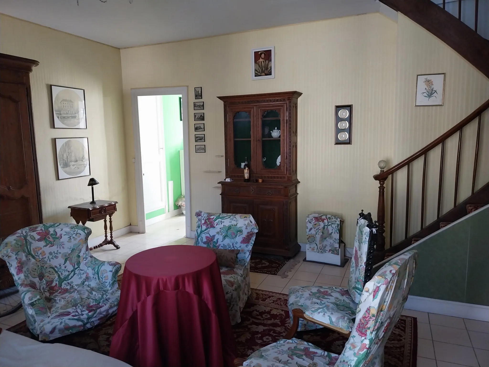 Maison de caractère à Cognac près de la Place François 1er avec cour et cheminée 