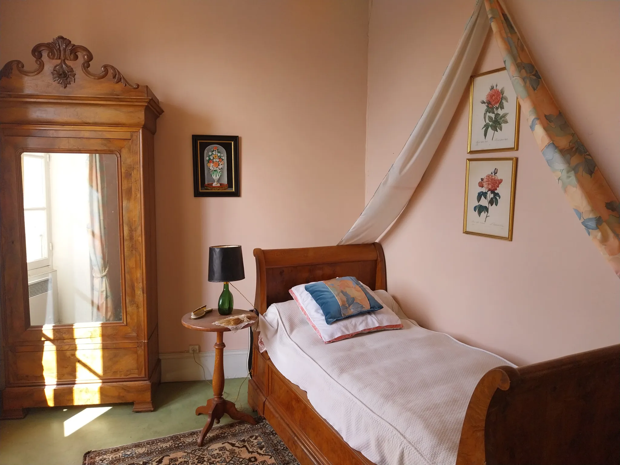 Maison de caractère à Cognac près de la Place François 1er avec cour et cheminée 