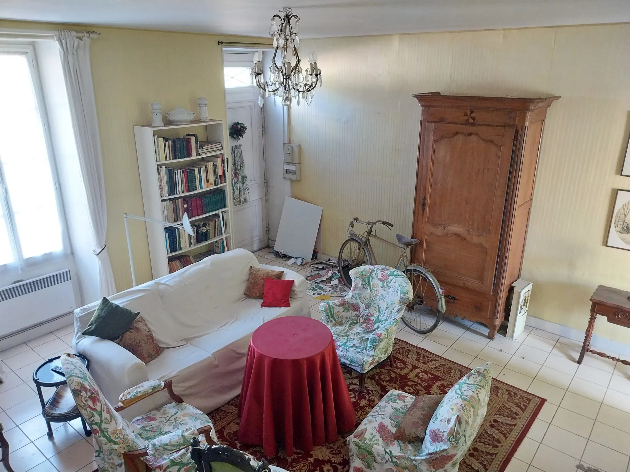 Maison de caractère à Cognac près de la Place François 1er avec cour et cheminée 