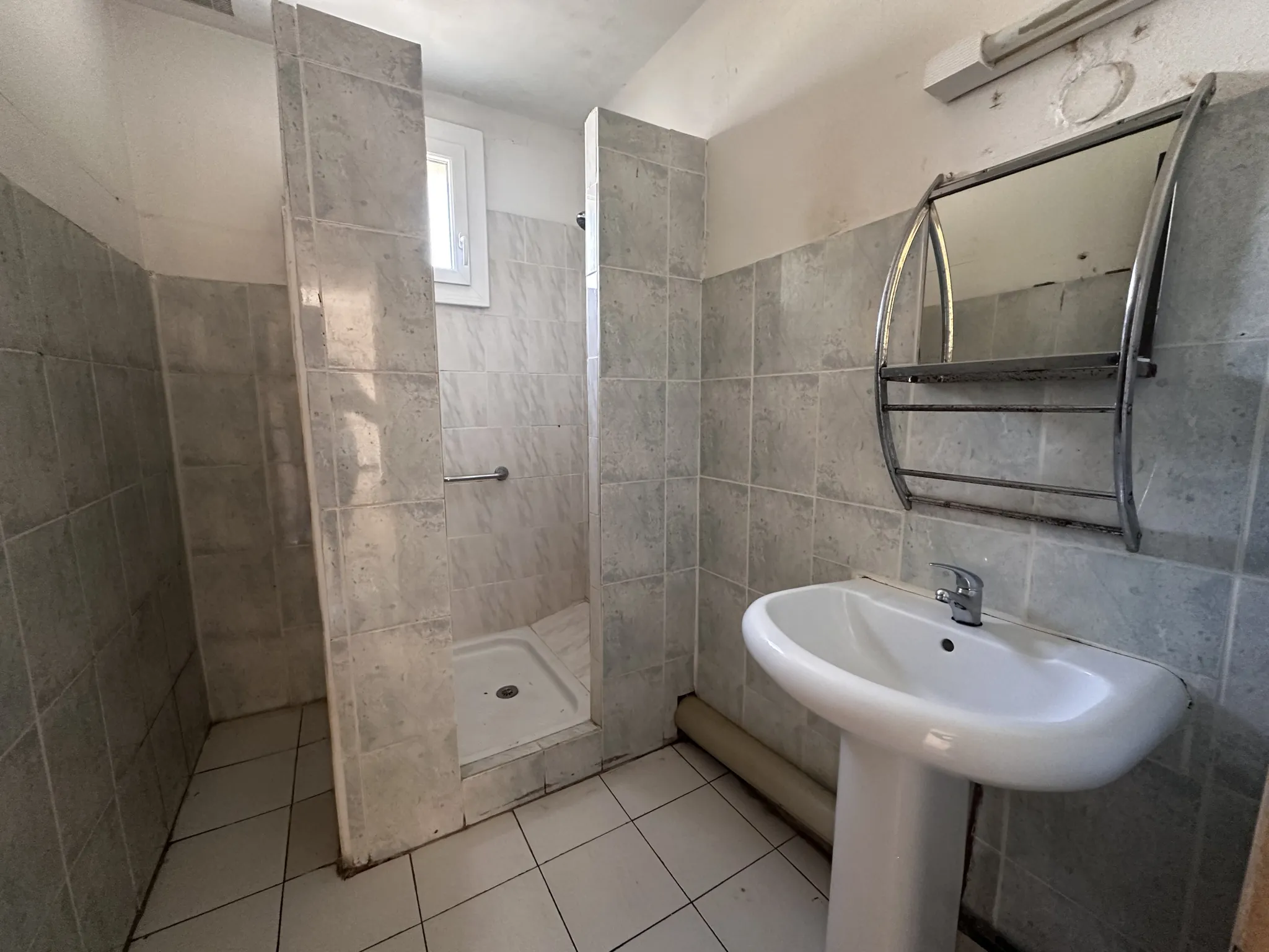 Maison de plain-pied avec 4 chambres à Trèbes – Potentiel à exploiter 