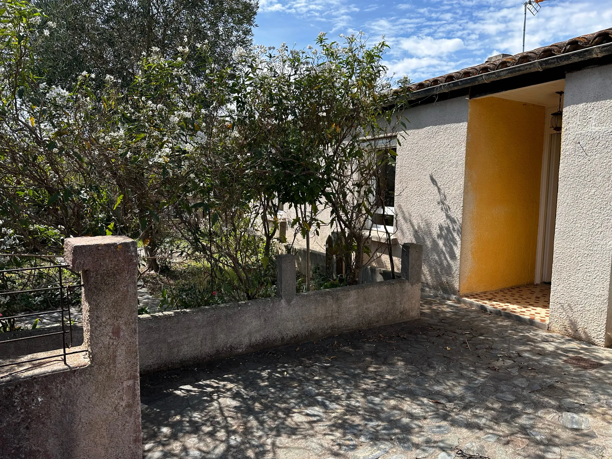 Maison de plain-pied avec 4 chambres à Trèbes – Potentiel à exploiter 