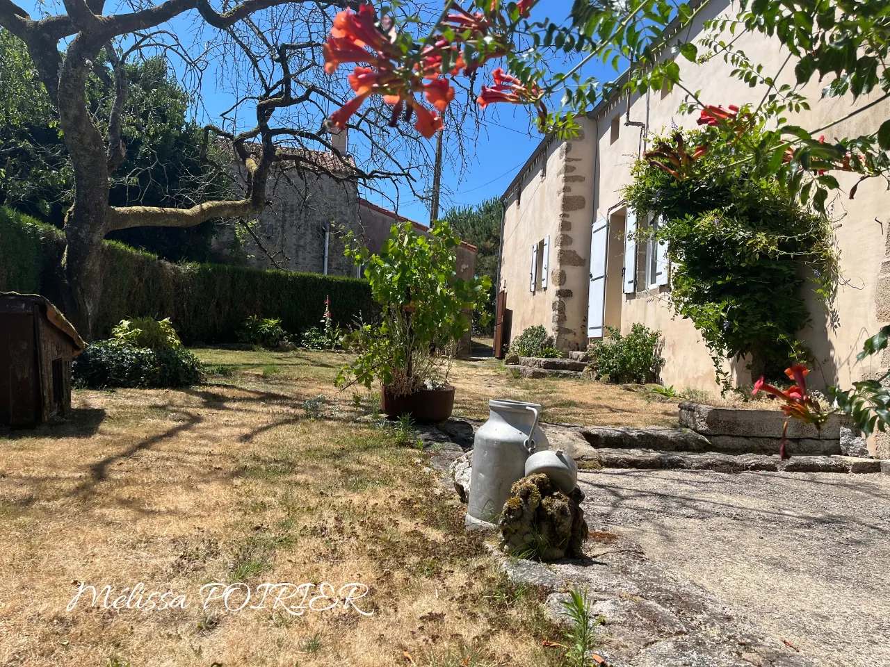 Maison familiale avec 6 chambres et grand terrain à proximité de Cholet et Les Herbiers