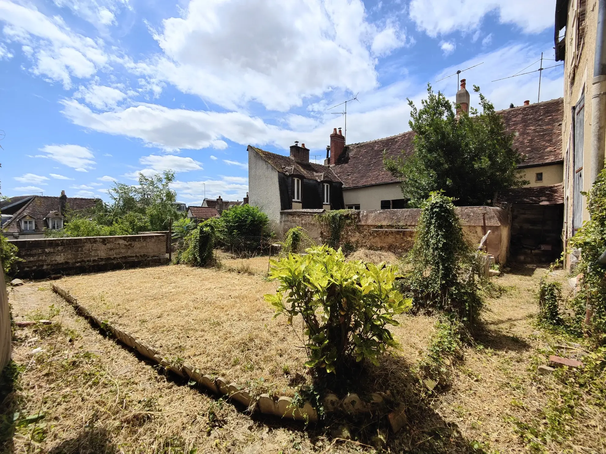 Immeuble à Joigny avec fort potentiel et aides à la rénovation 