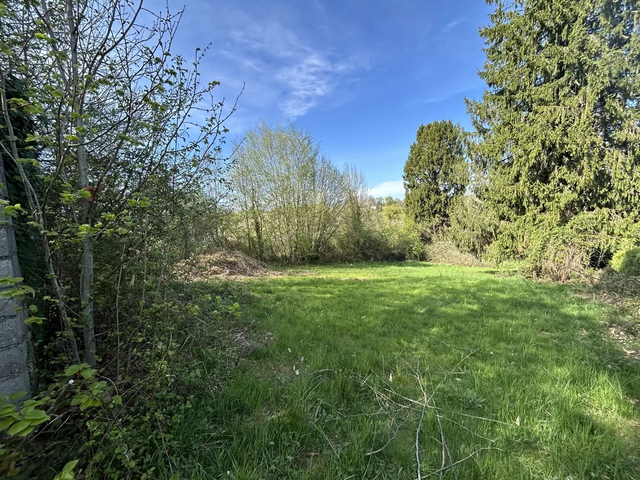 Terrain constructible à Lagraulière en Corrèze de 1567m² 