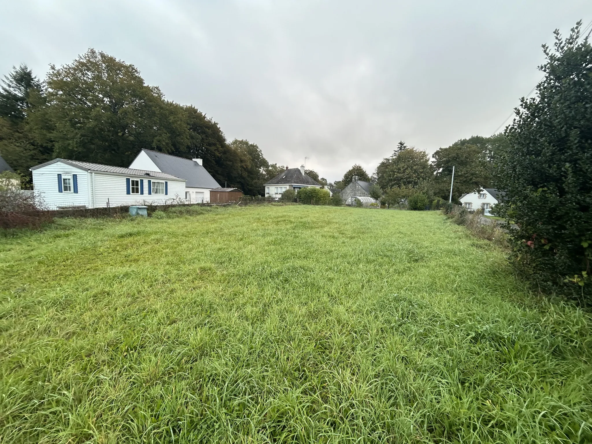 Terrain constructible de 700 m² à Bubry, environnement calme et exposé sud