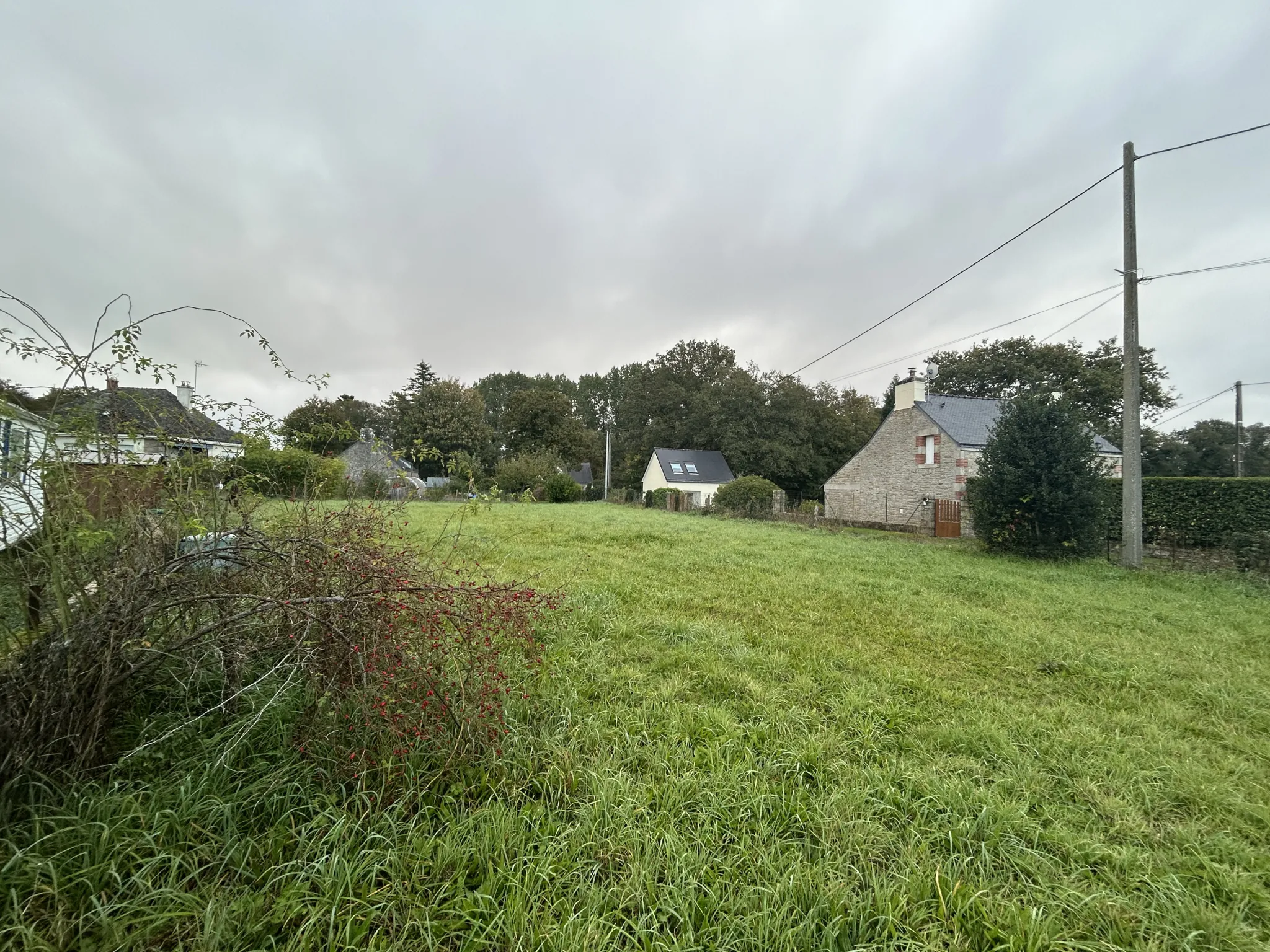 Terrain constructible de 700 m² à Bubry, environnement calme et exposé sud 