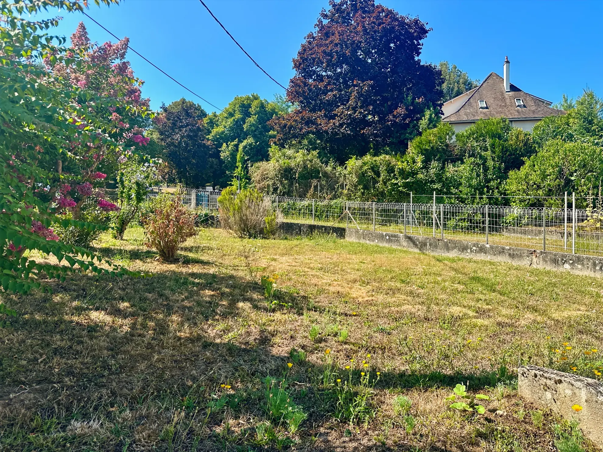 Maison T5 avec 4 chambres, jardin et garage à Périgueux - Rénovation à prévoir 