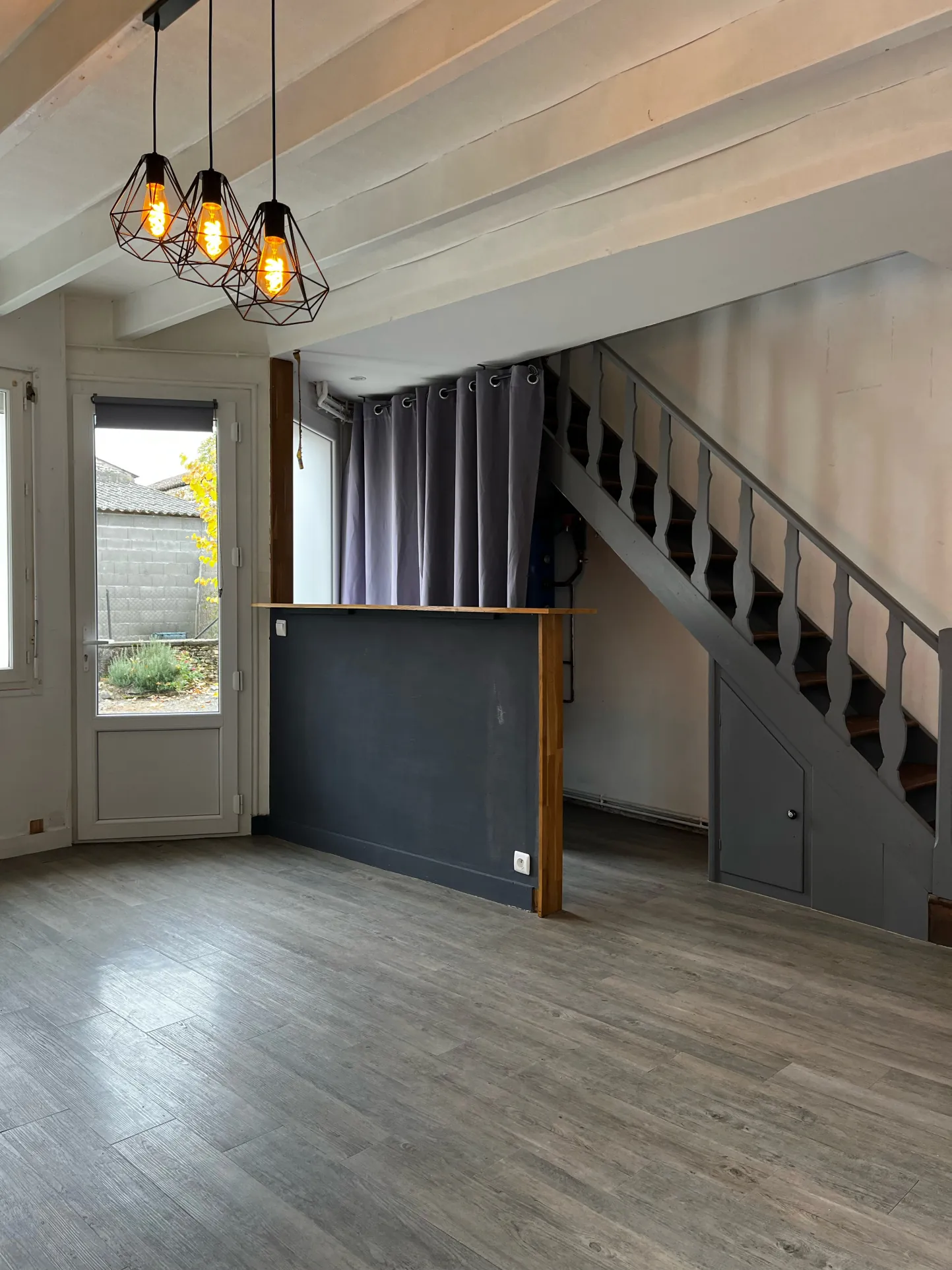 Maison de village avec dépendances, cour et jardin à Verger sur Dive 