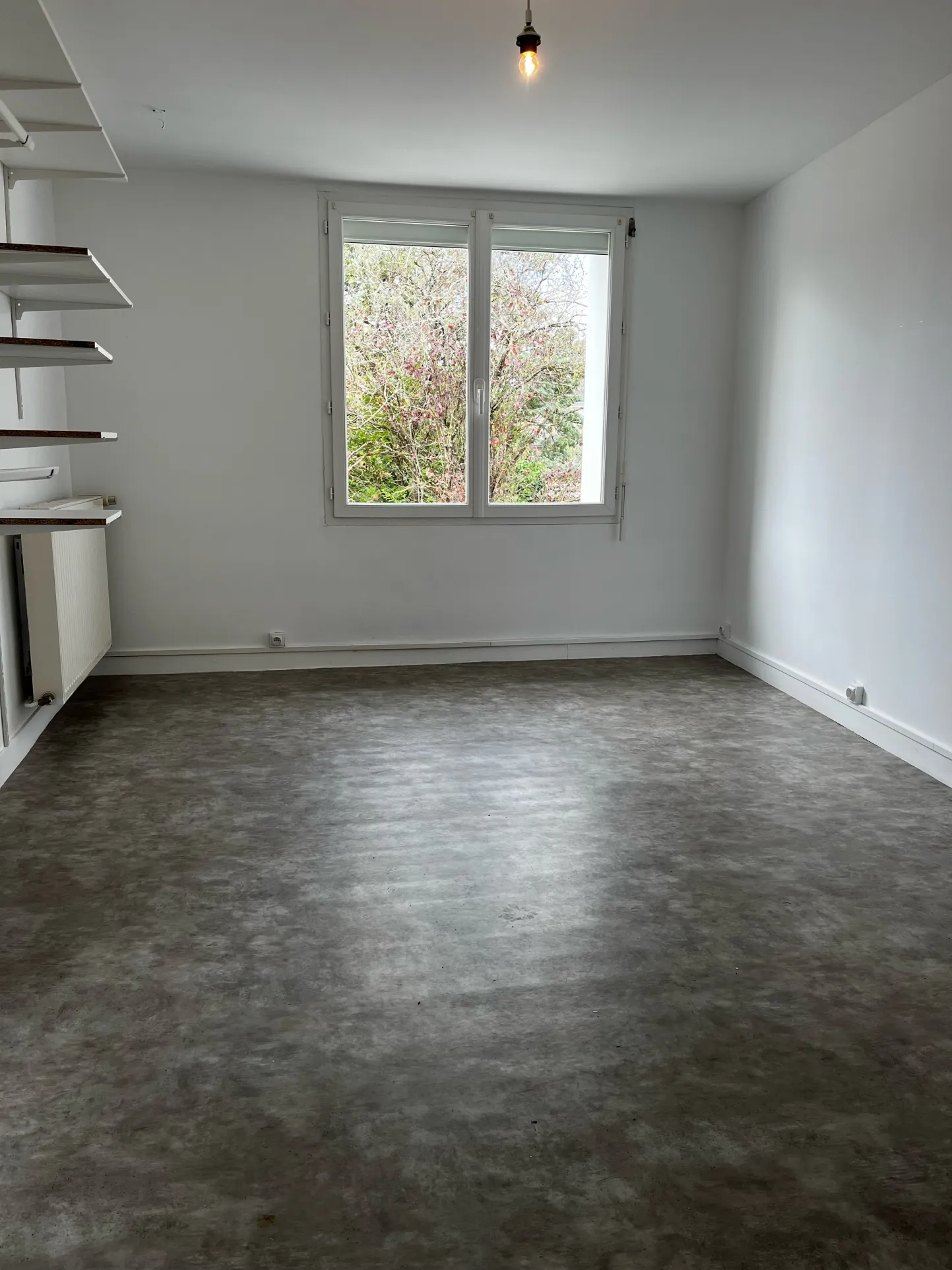 Maison de village avec dépendances, cour et jardin à Verger sur Dive 