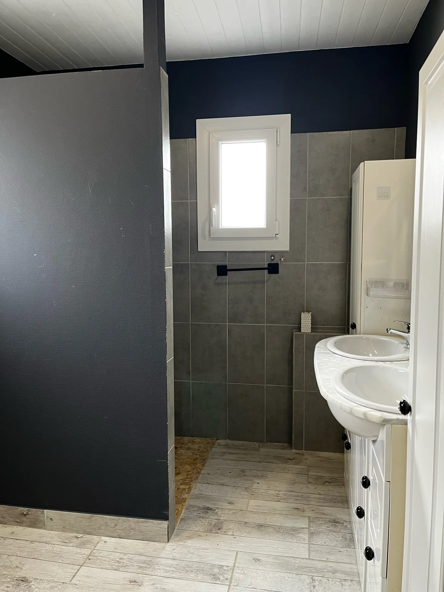 Maison de village avec dépendances, cour et jardin à Verger sur Dive 