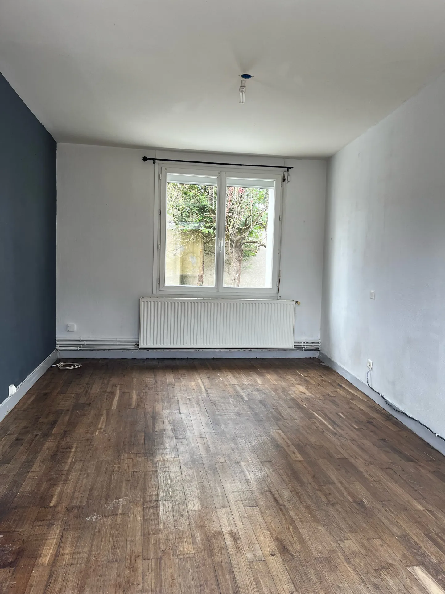 Maison de village avec dépendances, cour et jardin à Verger sur Dive 