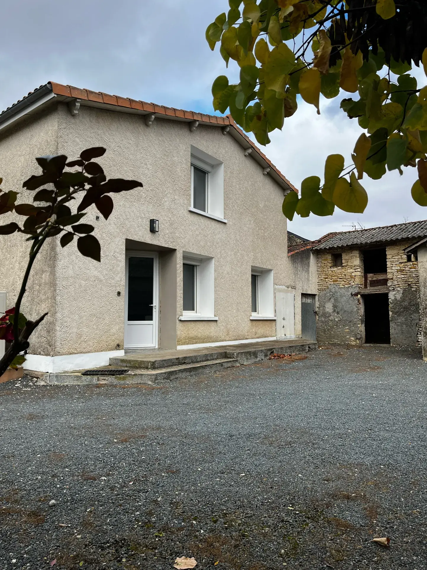 Maison de village avec dépendances, cour et jardin à Verger sur Dive
