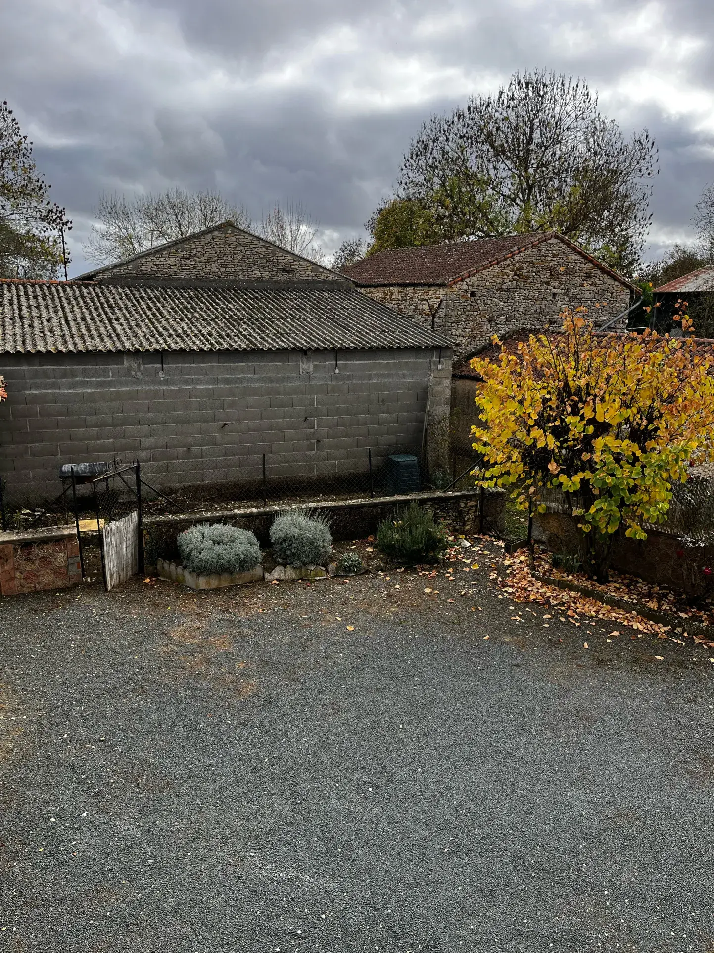 Maison de village avec dépendances, cour et jardin à Verger sur Dive 