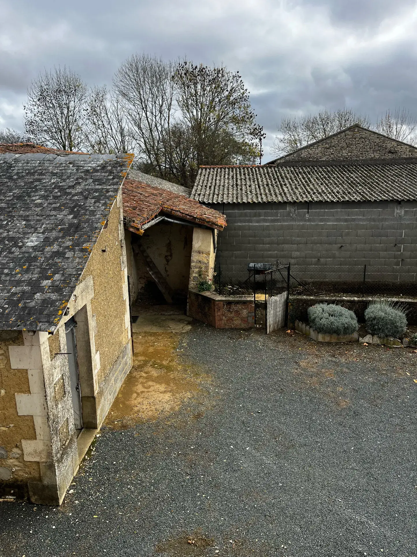 Maison de village avec dépendances, cour et jardin à Verger sur Dive 