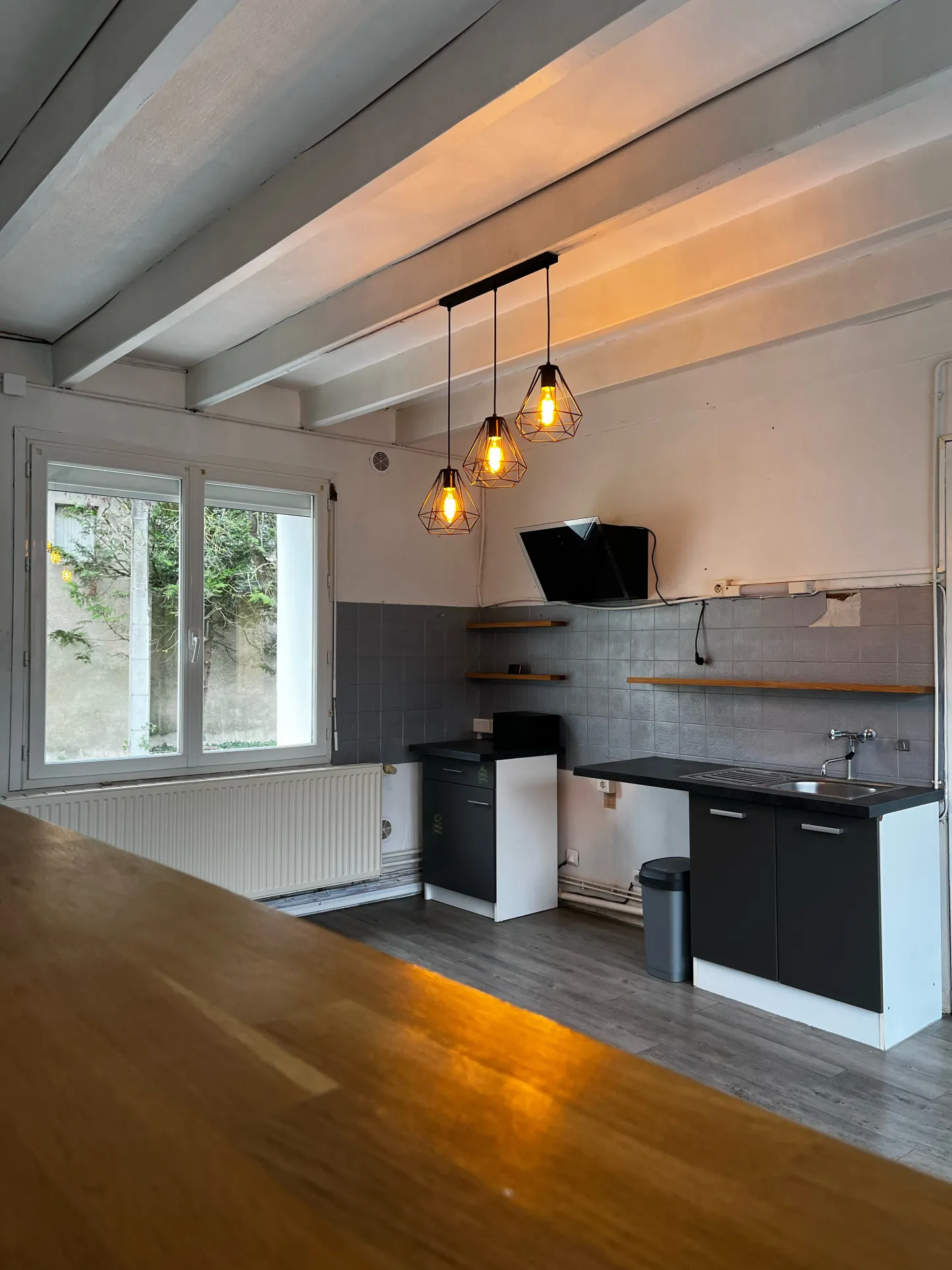 Maison de village avec dépendances, cour et jardin à Verger sur Dive 