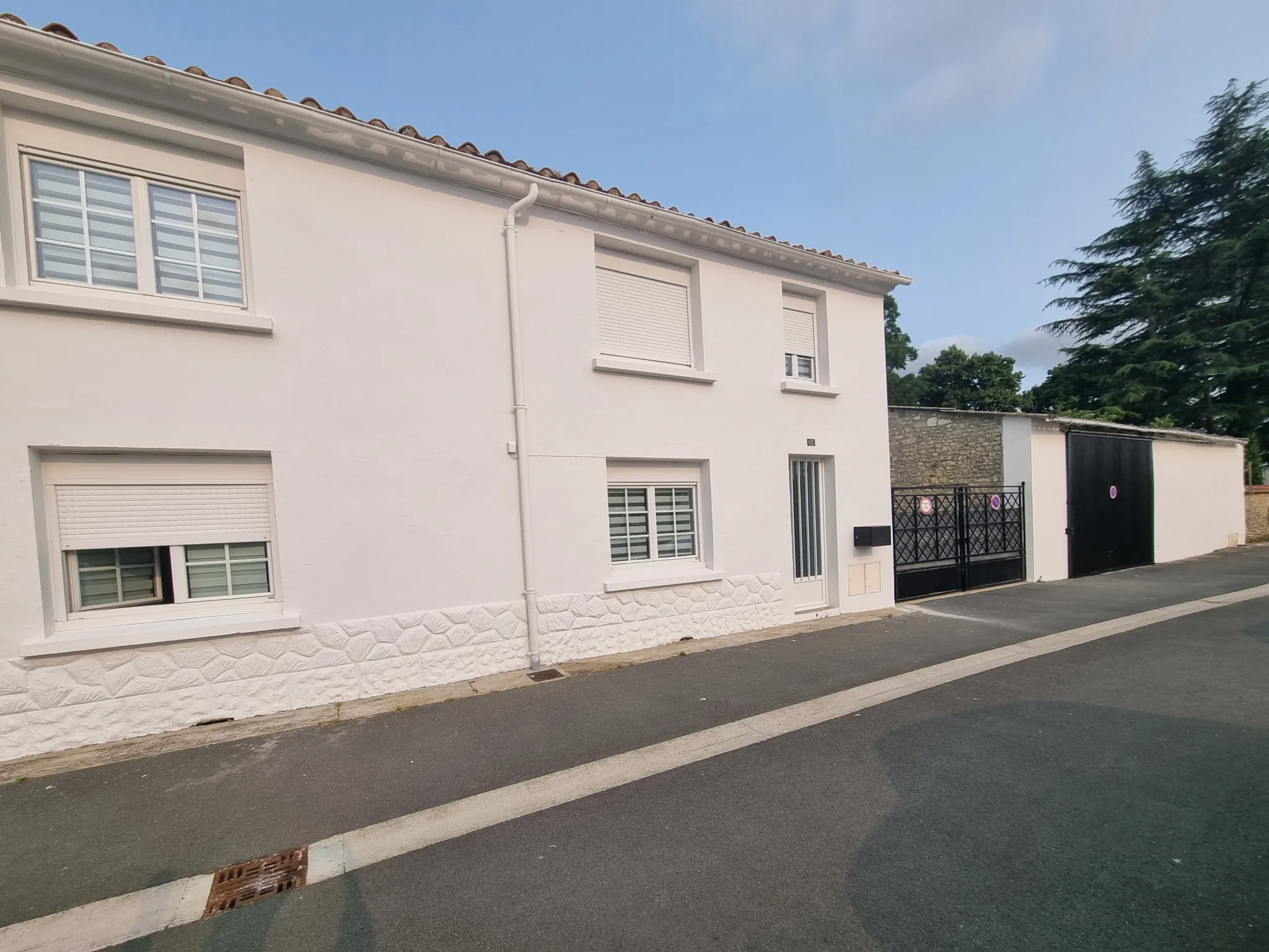 Belle maison de ville rénovée avec grand jardin et dépendances à Saint Jean d'Hermine