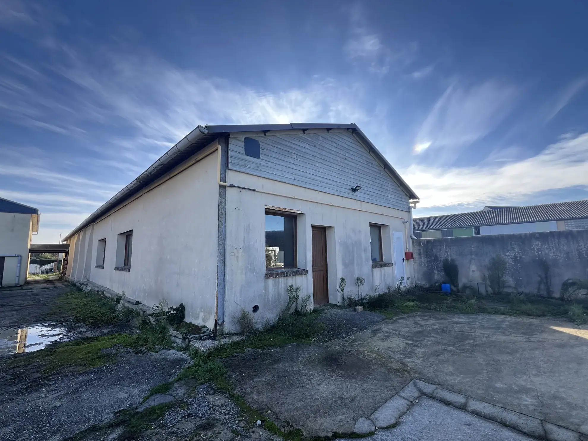 A vendre bureau à Épreville près de Fécamp avec grand espace et stationnement offrant potentiel de transformation
