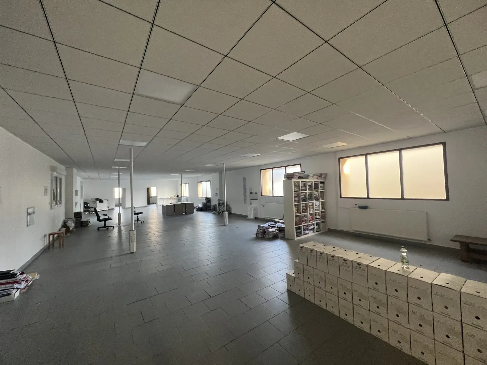 A vendre bureau à Épreville près de Fécamp avec grand espace et stationnement offrant potentiel de transformation 