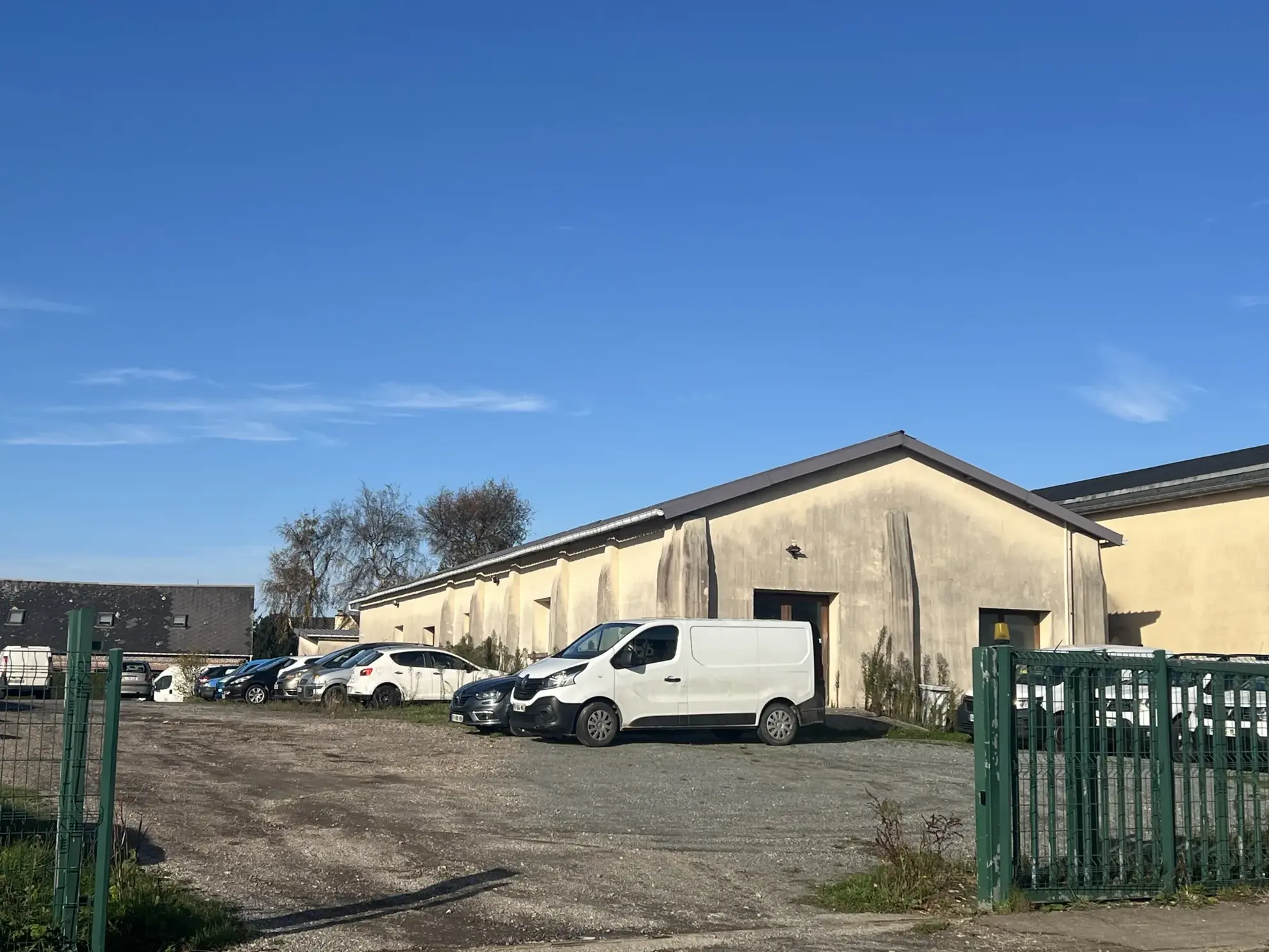 A vendre bureau à Épreville près de Fécamp avec grand espace et stationnement offrant potentiel de transformation 