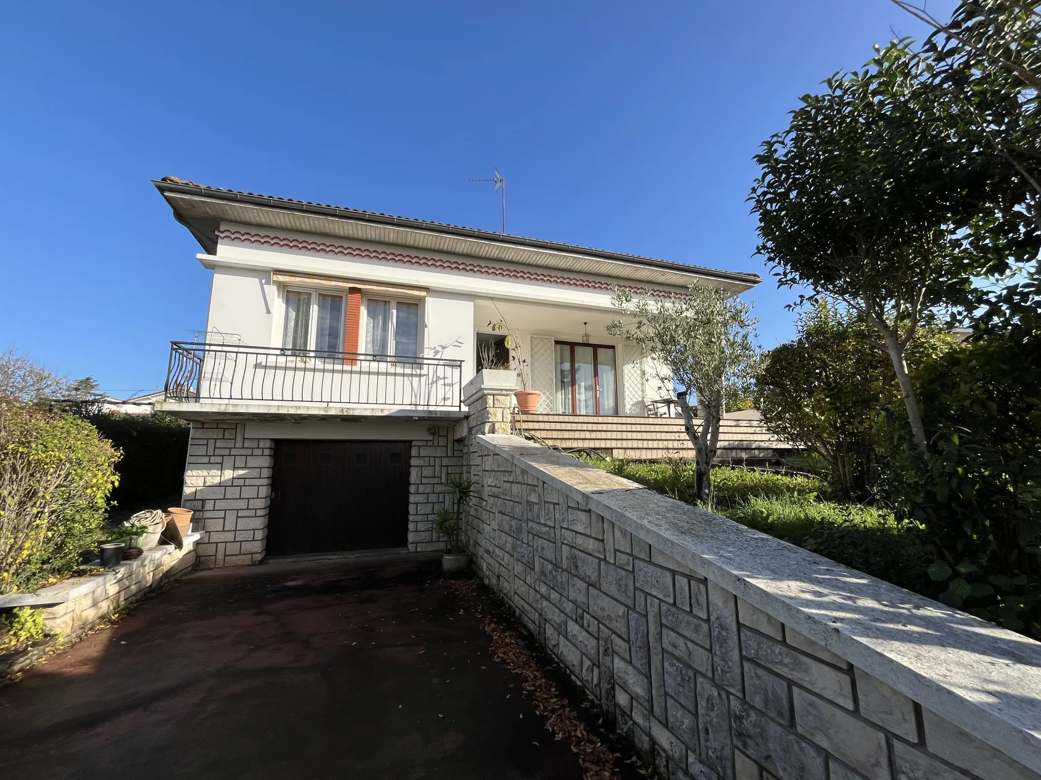 Villa de 128 m² avec garage et jardin à La Réole, proche commodités 