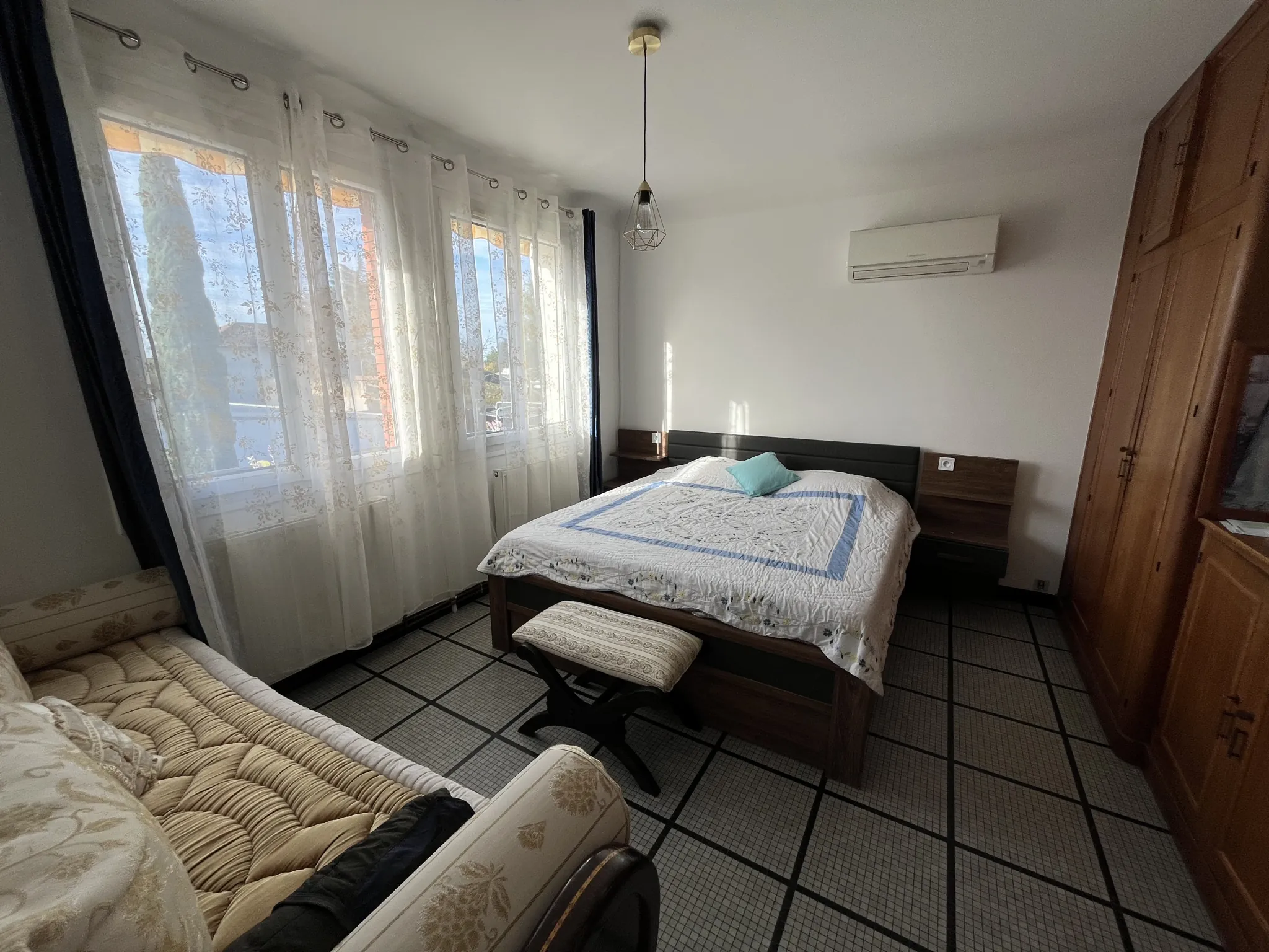 Villa de 128 m² avec garage et jardin à La Réole, proche commodités 