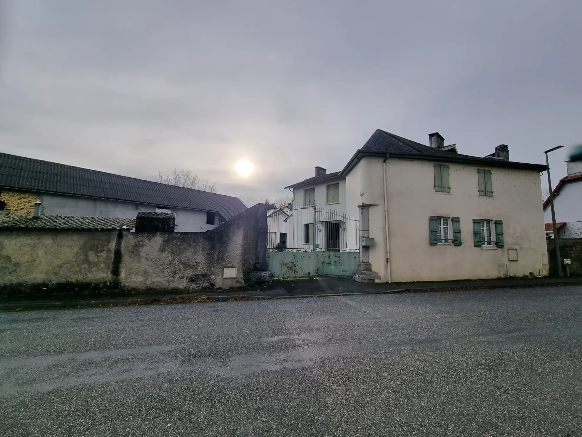 Maison de village à Ossun avec grande grange et 4 chambres - Projet à rénover