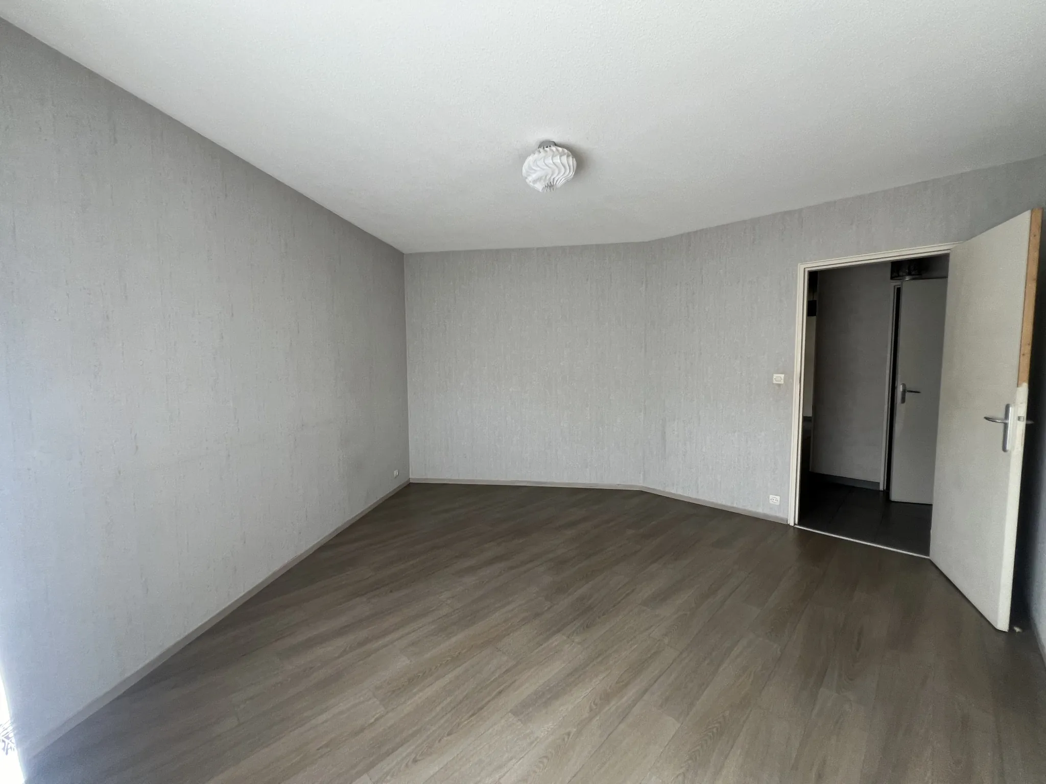 Appartement 4 pièces avec balcon, cave et parking à Clermont-Ferrand 