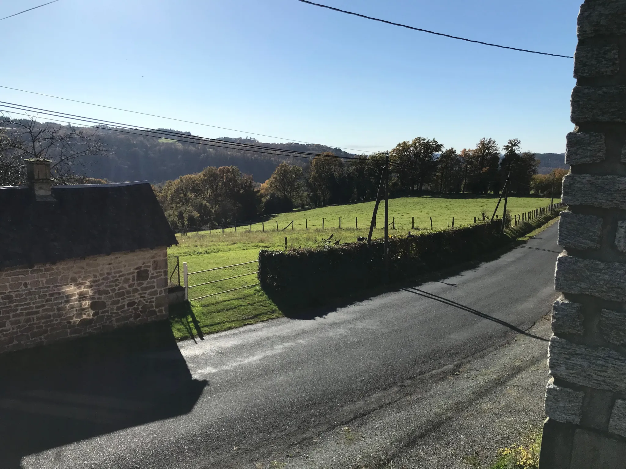 Maison en pierre divisible à Bar, proximité Tulle, grands espaces et potentiel d'aménagement 