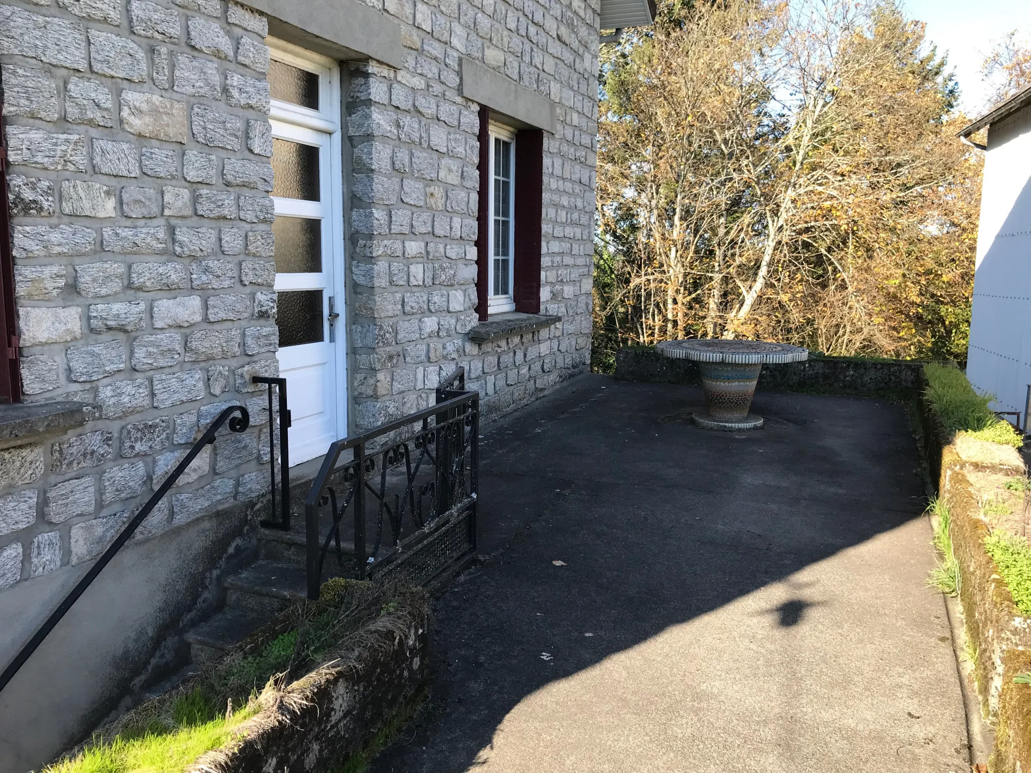 Maison en pierre divisible à Bar, proximité Tulle, grands espaces et potentiel d'aménagement 