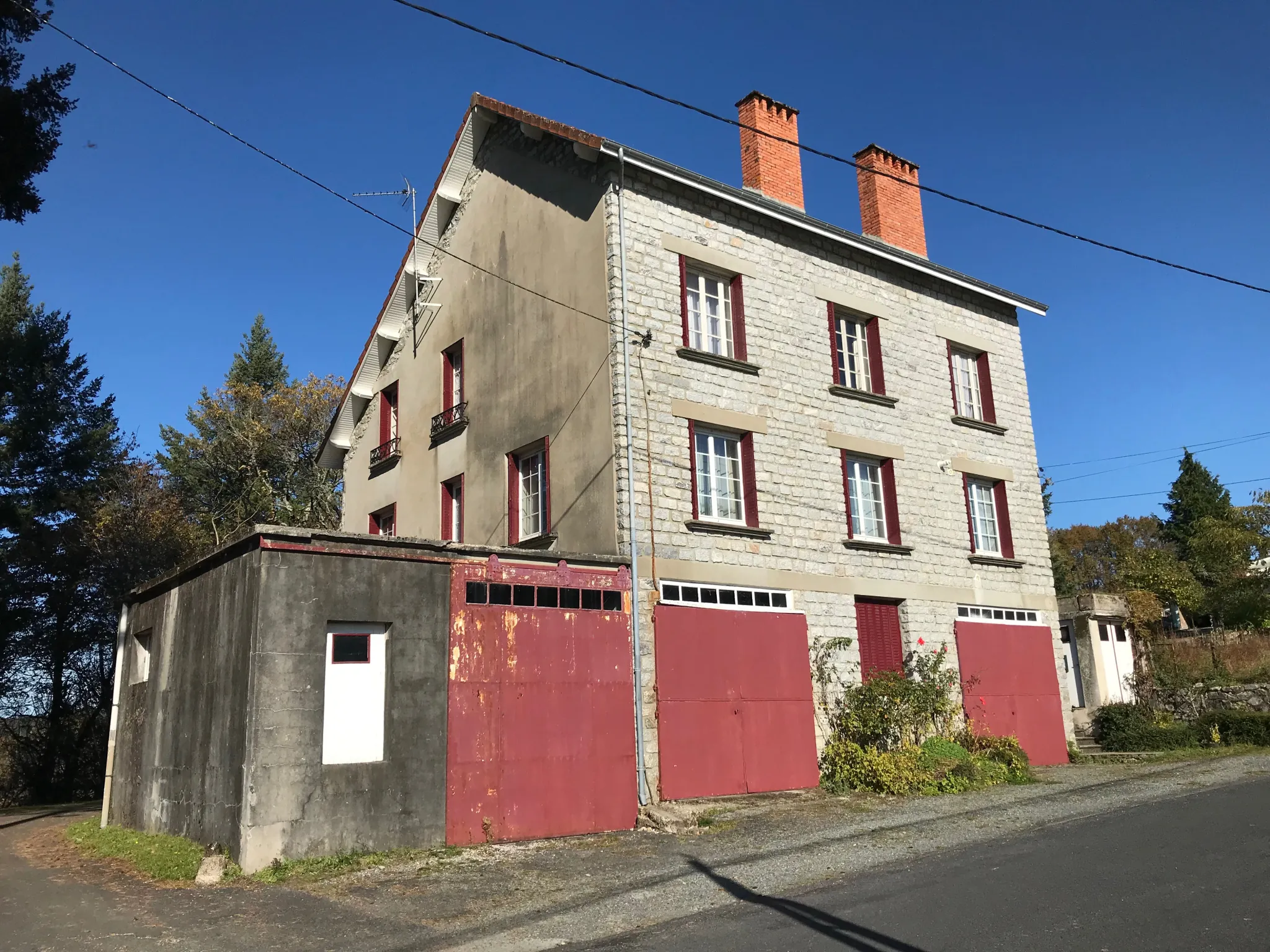 Maison en pierre divisible à Bar, proximité Tulle, grands espaces et potentiel d'aménagement 