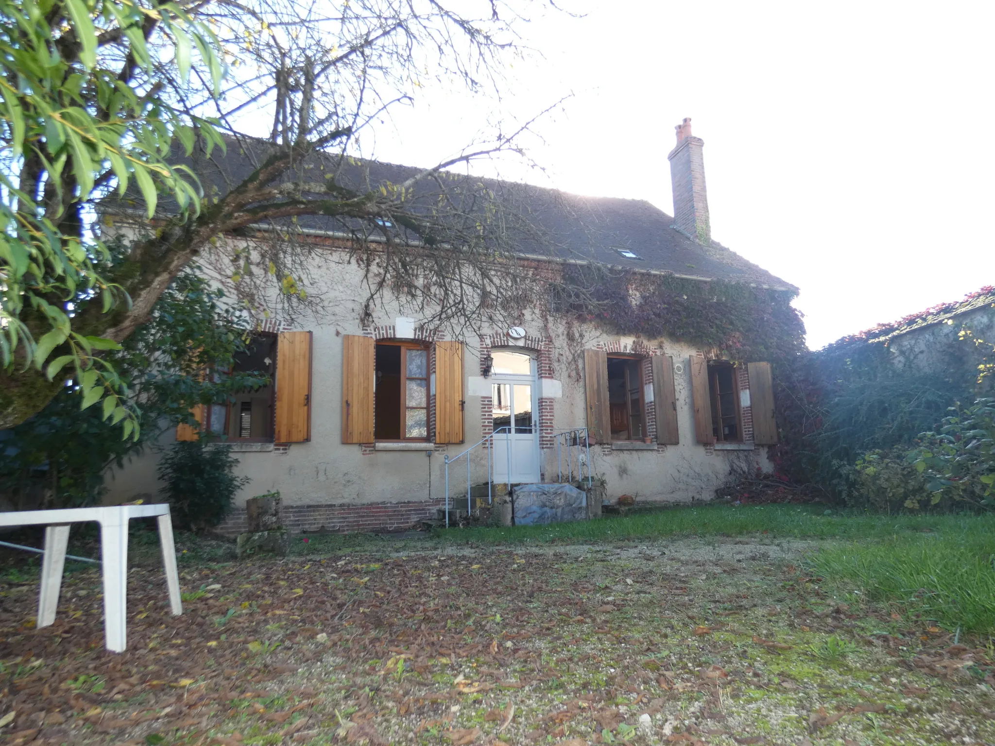 Maison authentique avec dépendances et jardin à Ormoy – Opportunité rare