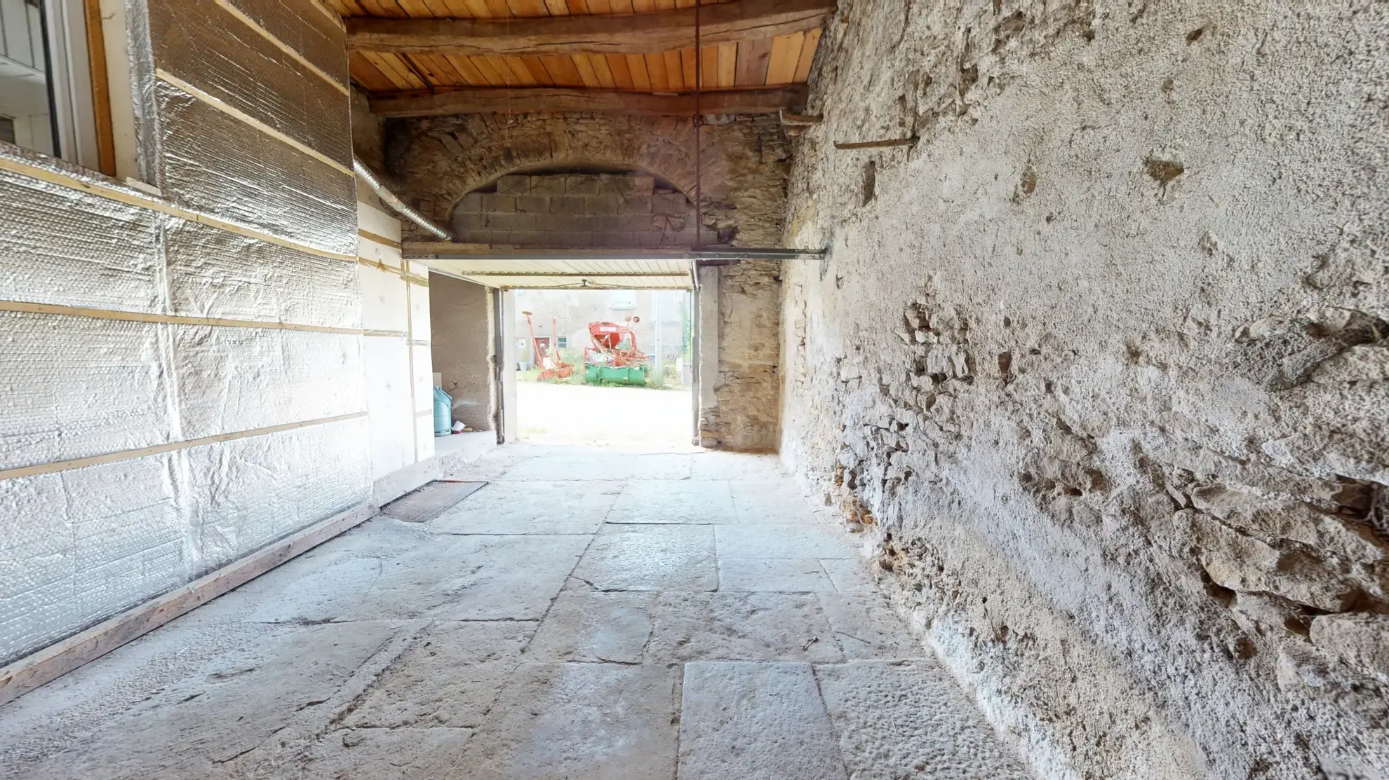 Magnifique maison en pierre à Gendrey avec grand terrain et potentiel d'extension