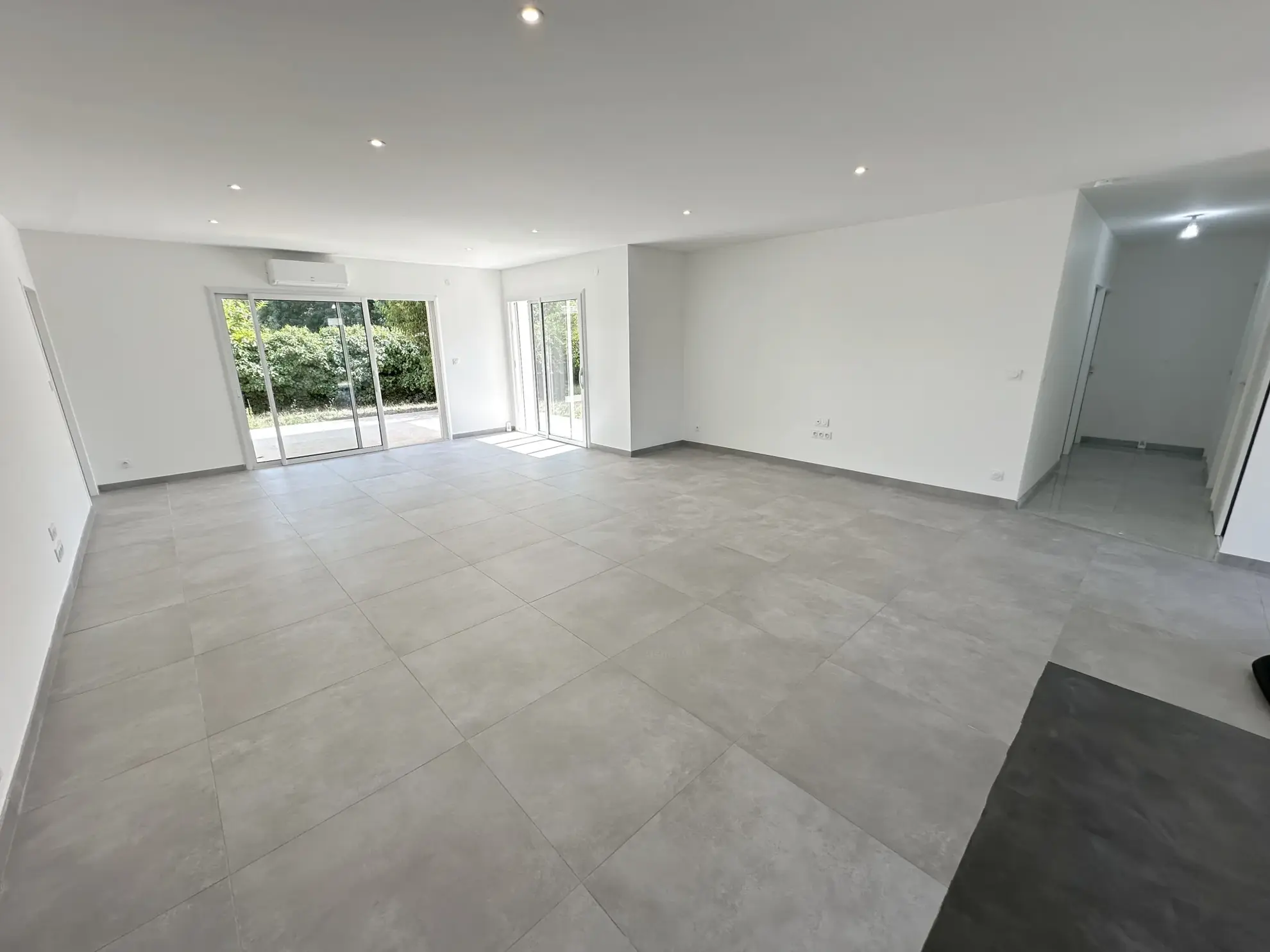 Maison récente de plain-pied 137 m² à Sainte Bazeille avec garage et terrasse