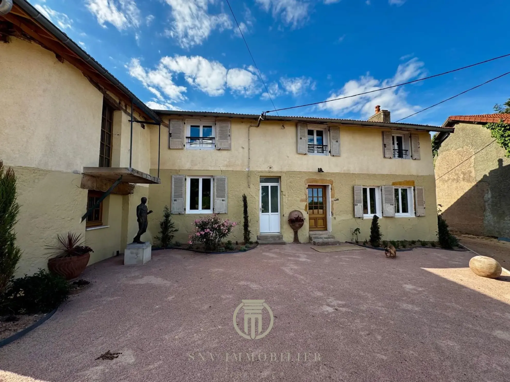 Maison d'exception rénovée avec jardin, garage et dépendances près de Vichy et Lyon