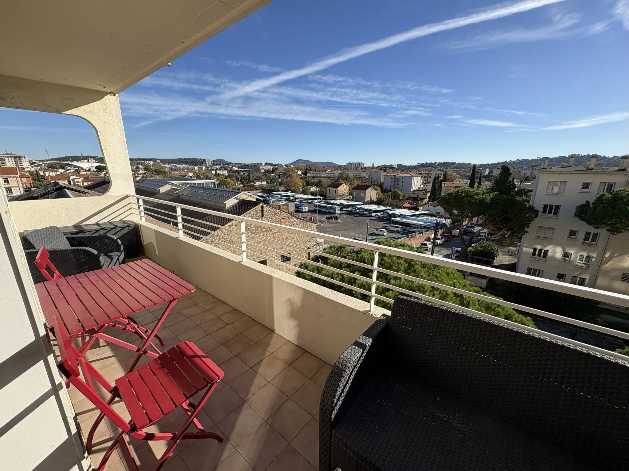 Fausse T3 55 m² avec terrasse et parking à Toulon Est 