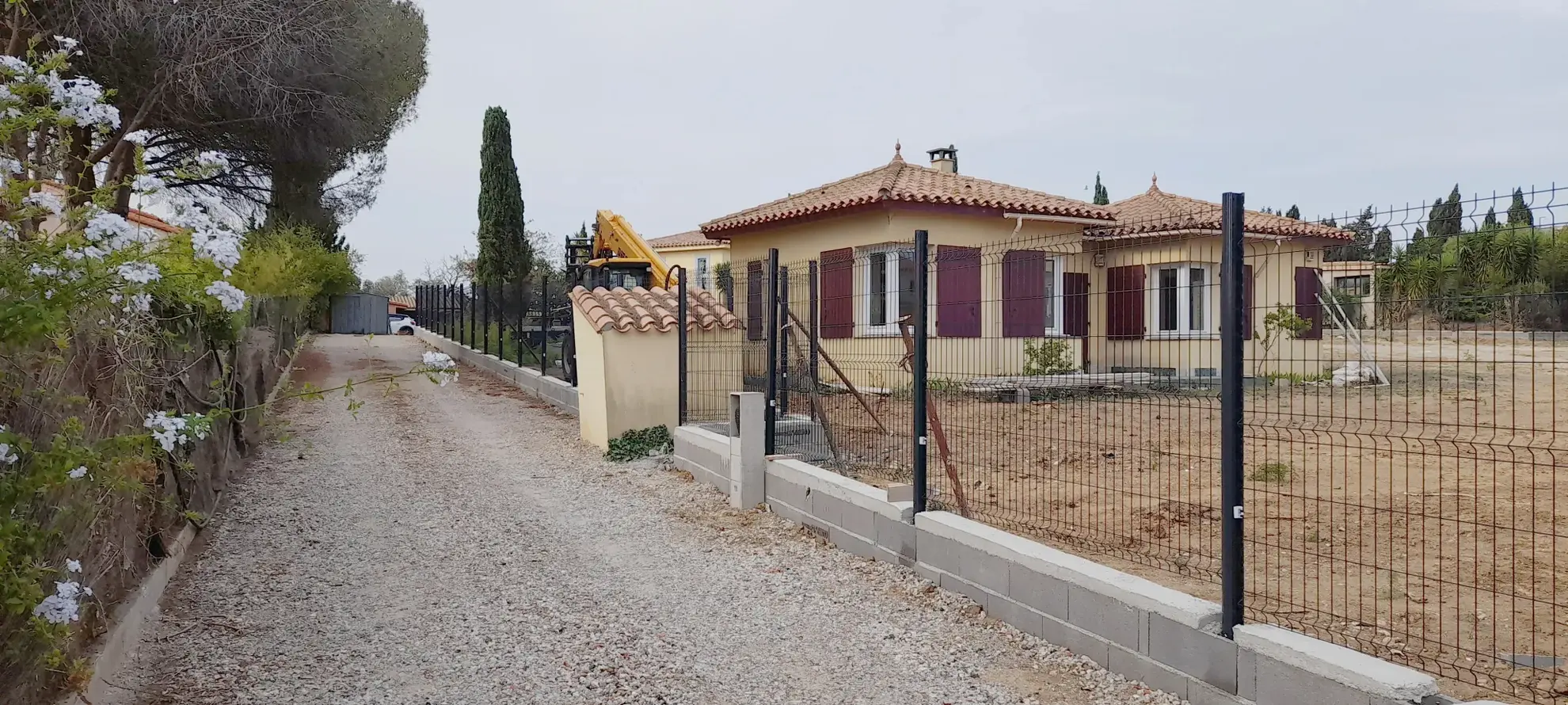 Terrain constructible de 705 m² à Saint Nazaire avec villa et services 