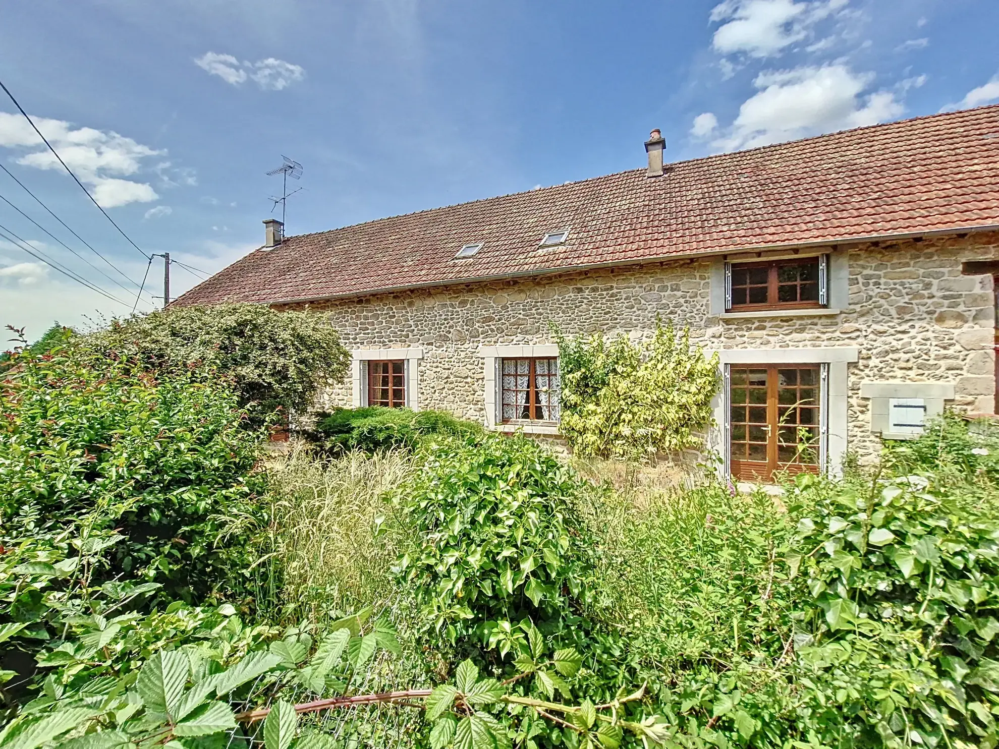Charmante maison en pierre à vendre à Cressat - 160 m²