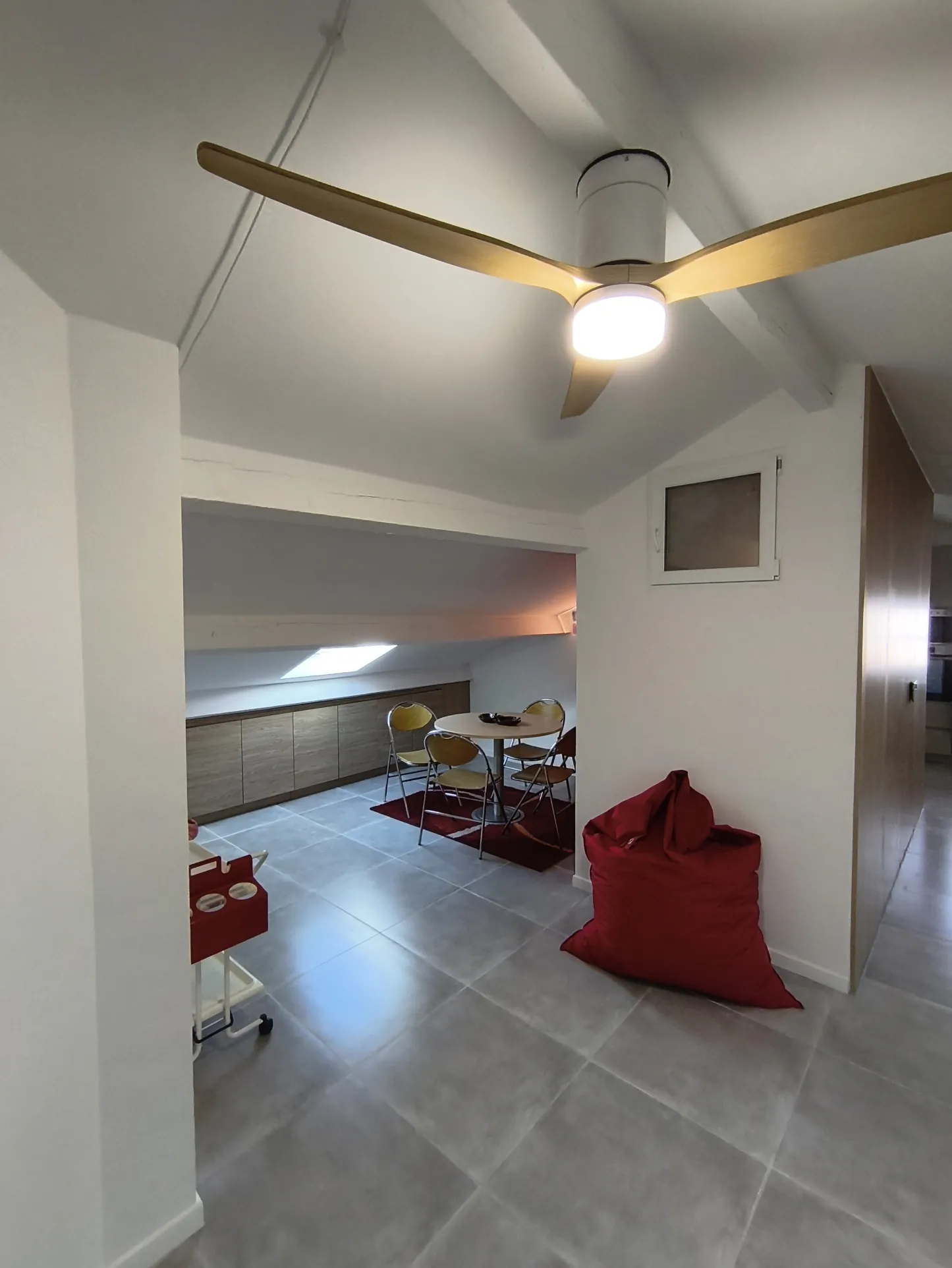 Appartement unique sous les combles à Royan, rénové en 2024, charme et luminosité 