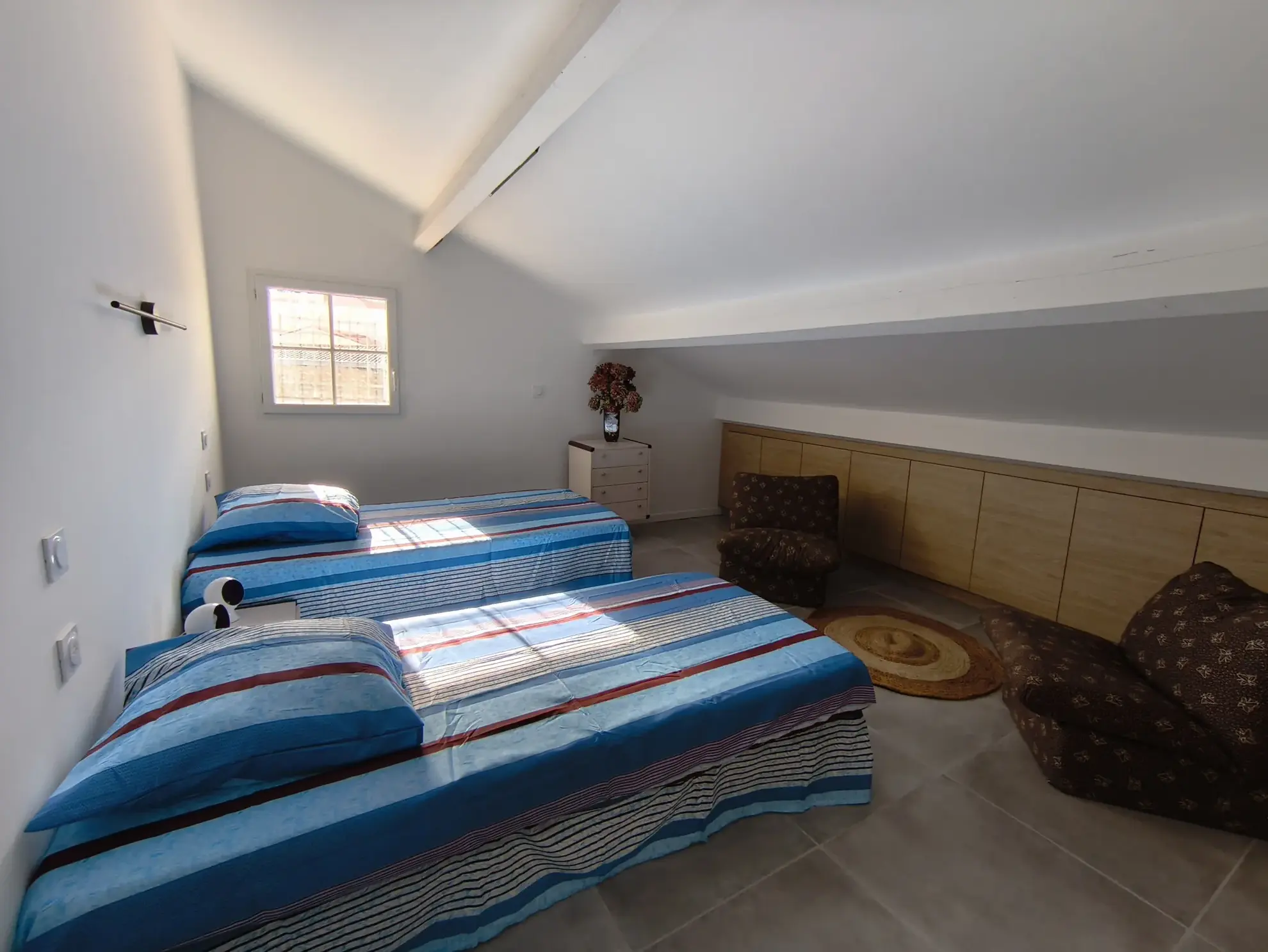 Appartement unique sous les combles à Royan, rénové en 2024, charme et luminosité 