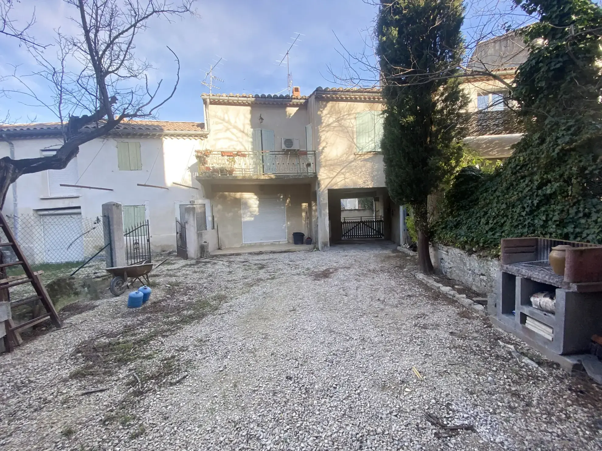 Maison à Barbentane avec jardin, garage et vue dégagée, idéal investisseur ou famille